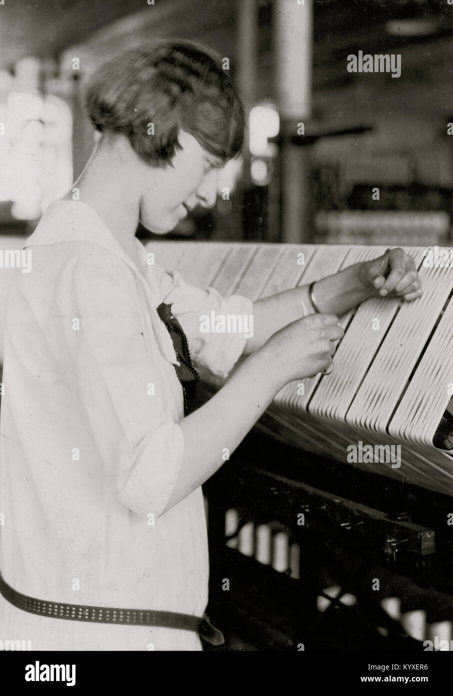 Young Girl Woks auf Seidenfaden Maschine Stockfoto