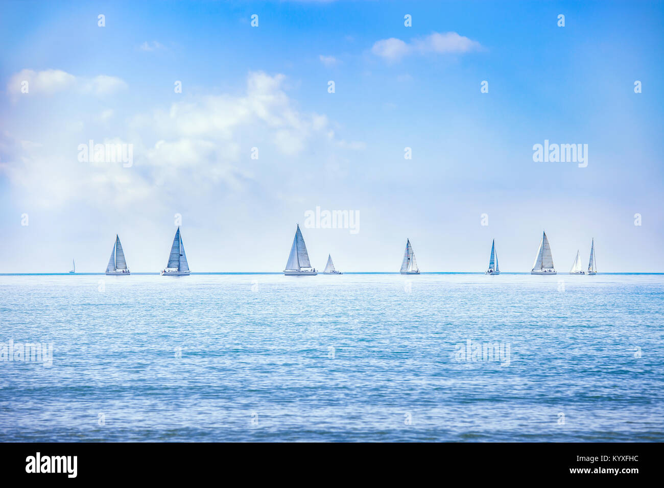 Segelboot Yacht oder Segelboot Gruppe Regatta-Rennen auf dem Meer oder Ozean Wasser. Panorama-Blick. Stockfoto