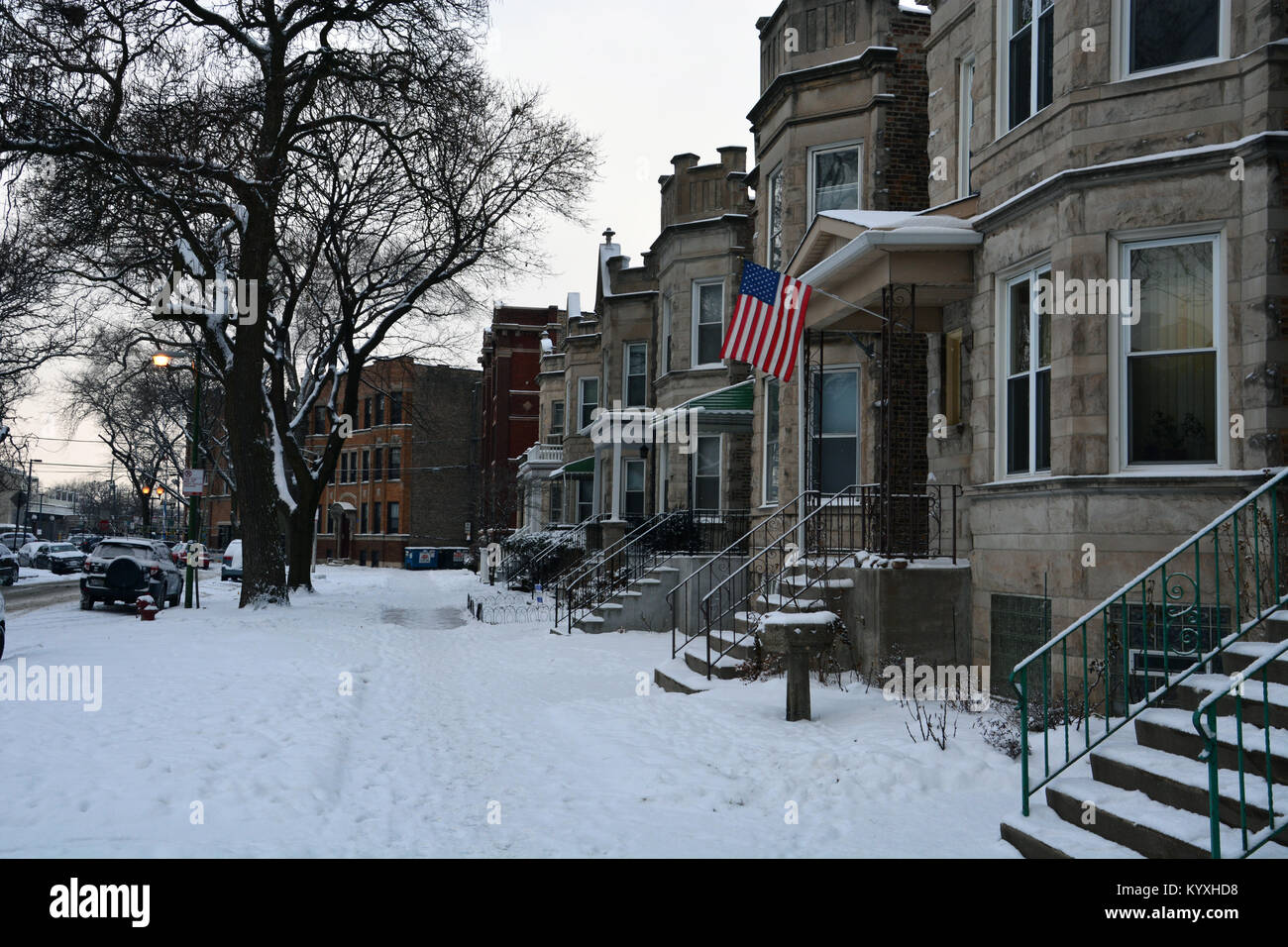 Frischer Schnee deckt den Bürgersteig vor typischen Chicago Stil mit zwei flachen Häuser in der Lincoln Square Nachbarschaft, Kleine Wohnungen, aus denen 30% der Wohnungen Stockfoto