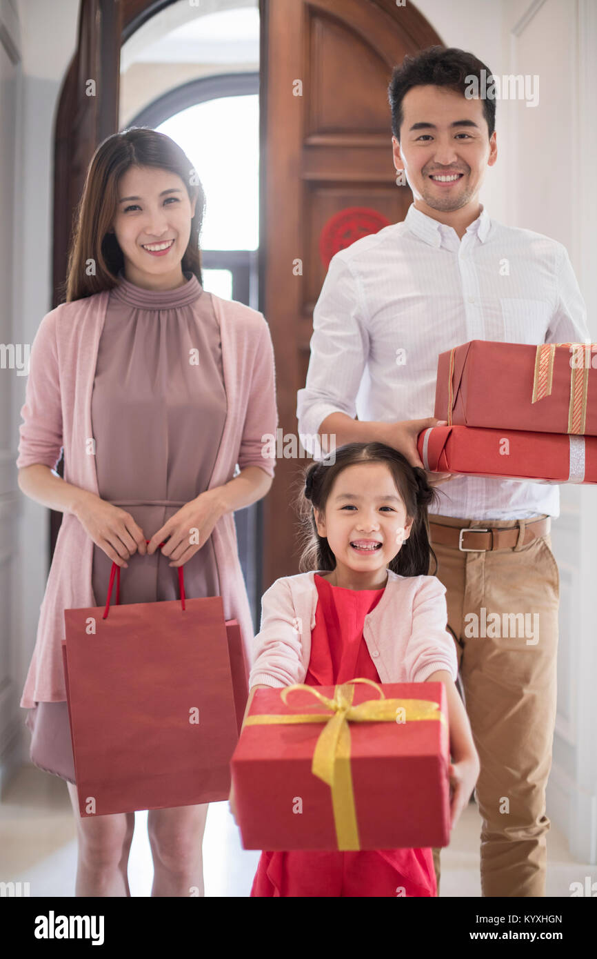 Familie mit Geschenken während Chinese New Year zu besuchen Stockfoto