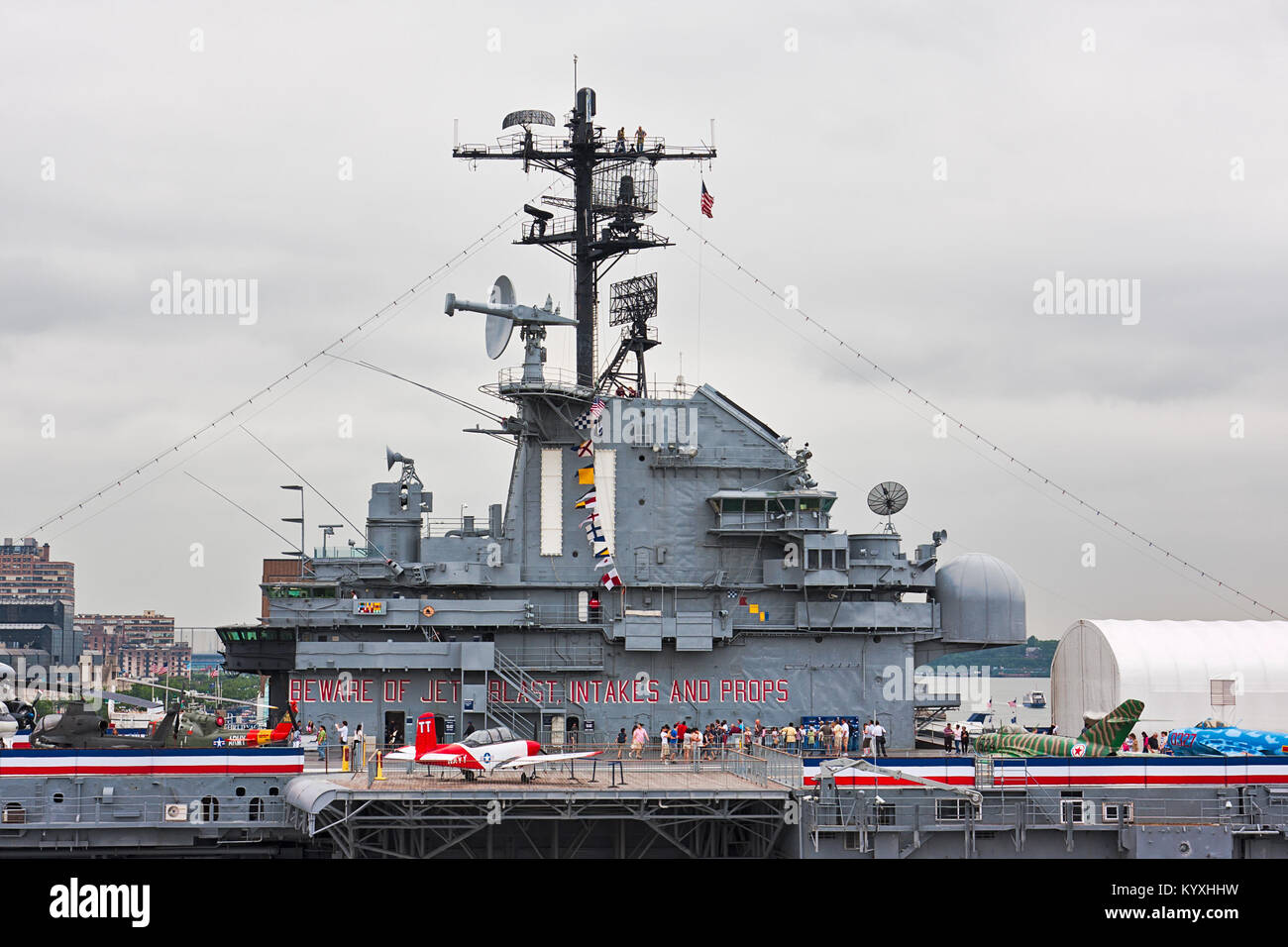 Die USS Intrepid navy Flugzeugträger im Intrepid Sea-Air-Space Museum in Manhattan, New York City. Stockfoto