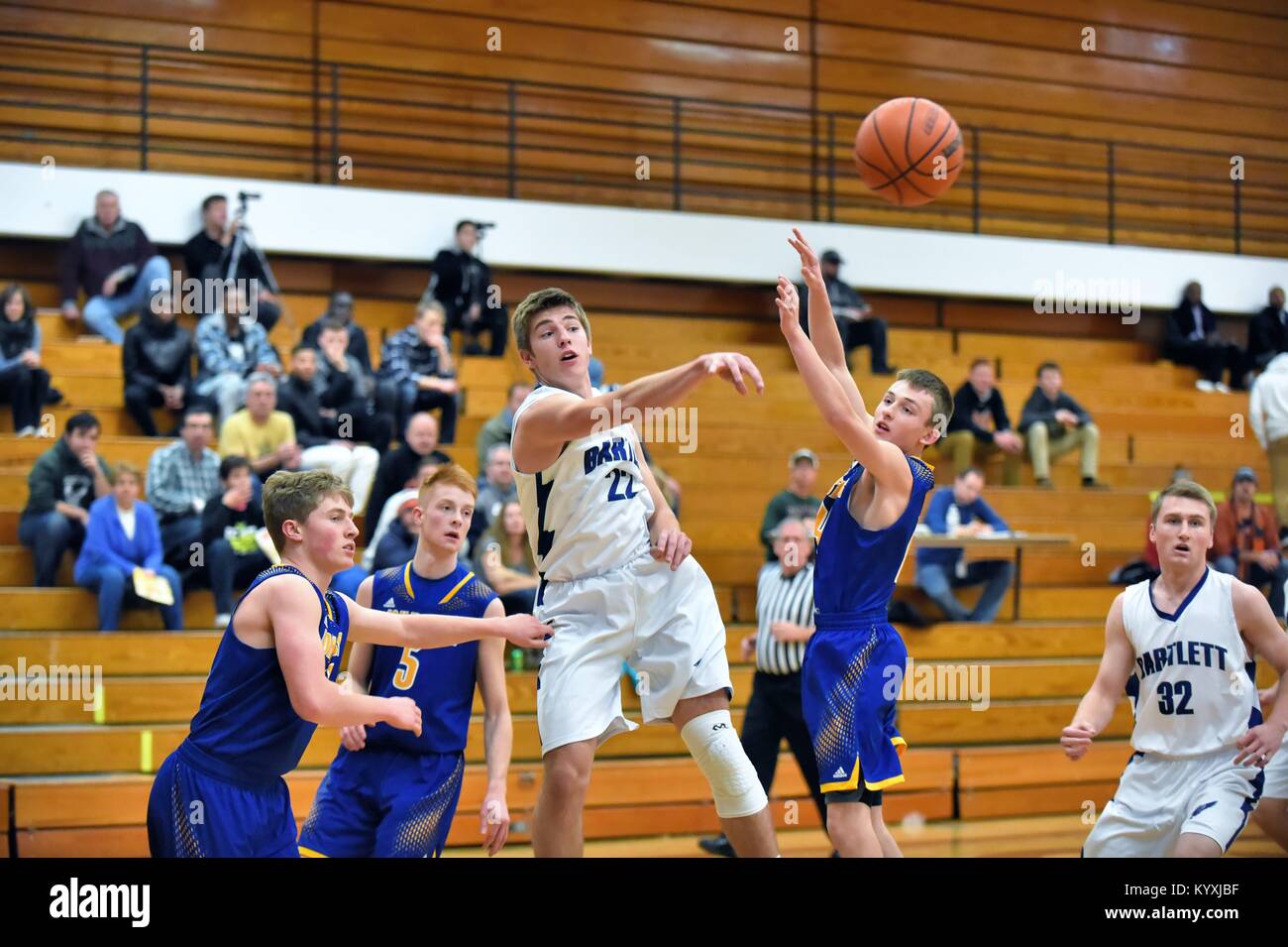 Als die gegnerische Verteidigung auf ihn konvergente, ein Spieler mit einer Steckdose, die zu einem offenen Mannschaftskamerad für einen Schuß. USA. Stockfoto