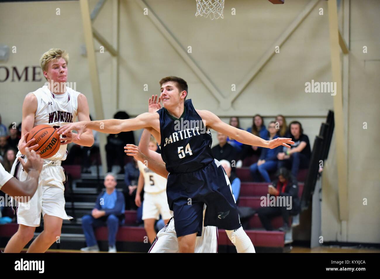 Nach der Rückkehr in den Stock leer aus einem Kampf um einen Rebound übergeben, ein Spieler verfolgt den Basketball, die von einem Gegner gesichert worden war. USA. Stockfoto