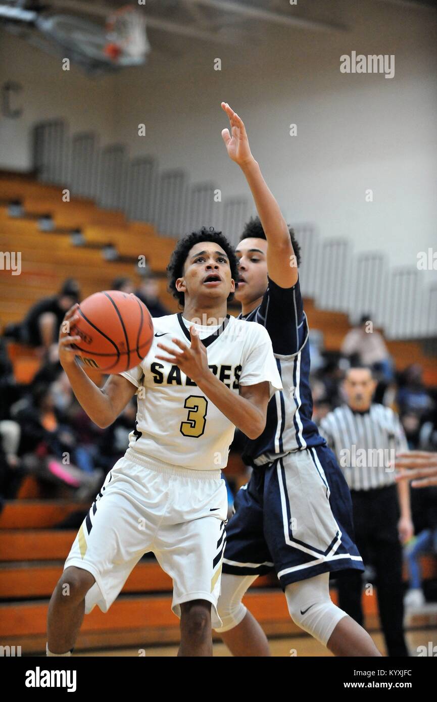 Wache beäugte den Korb nach dem letzten Verteidiger während eines High School Basketball Spiel. USA. Stockfoto