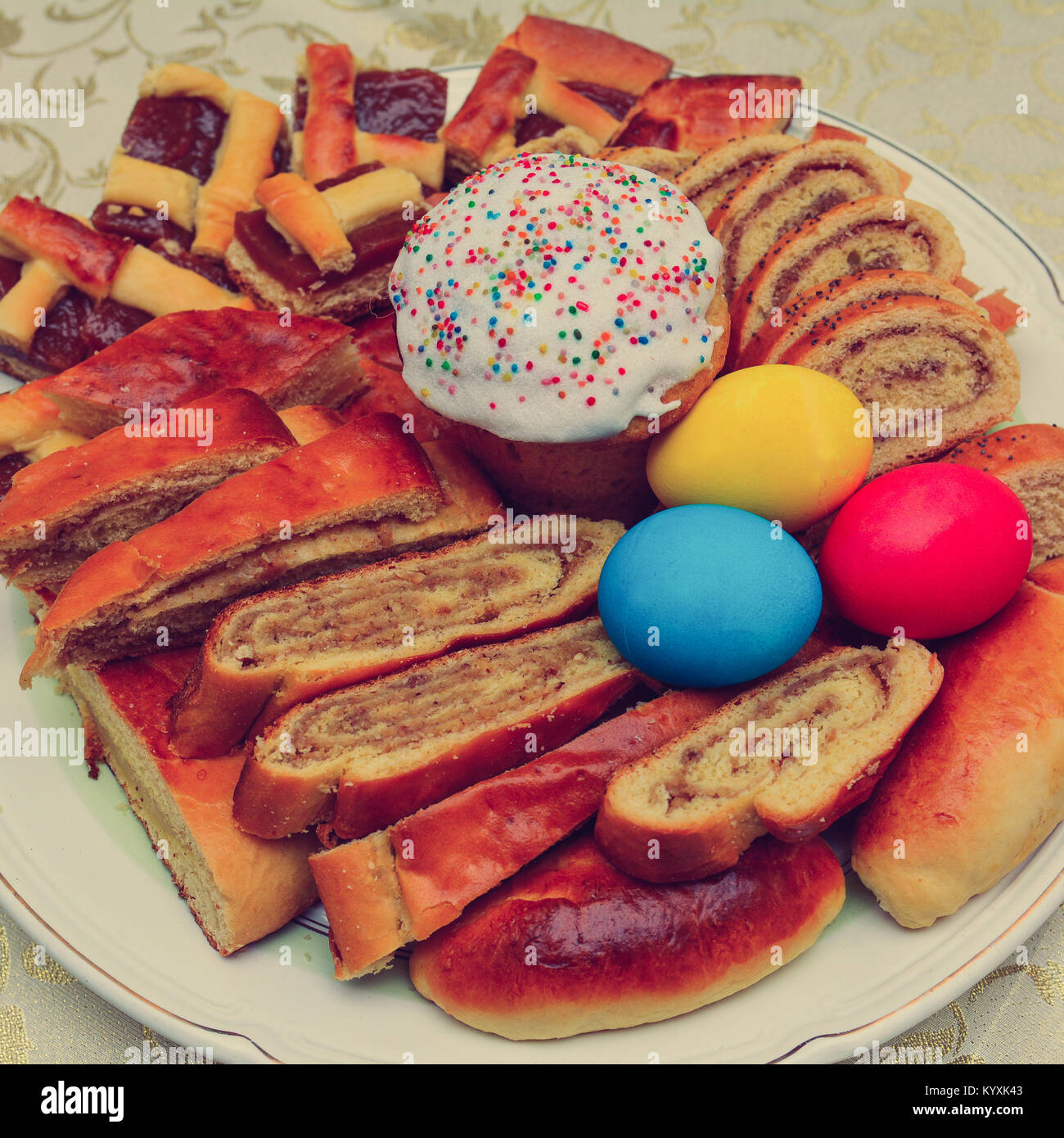 Festlich bunten Ostereiern und Ostern süßes Backen Stockfoto