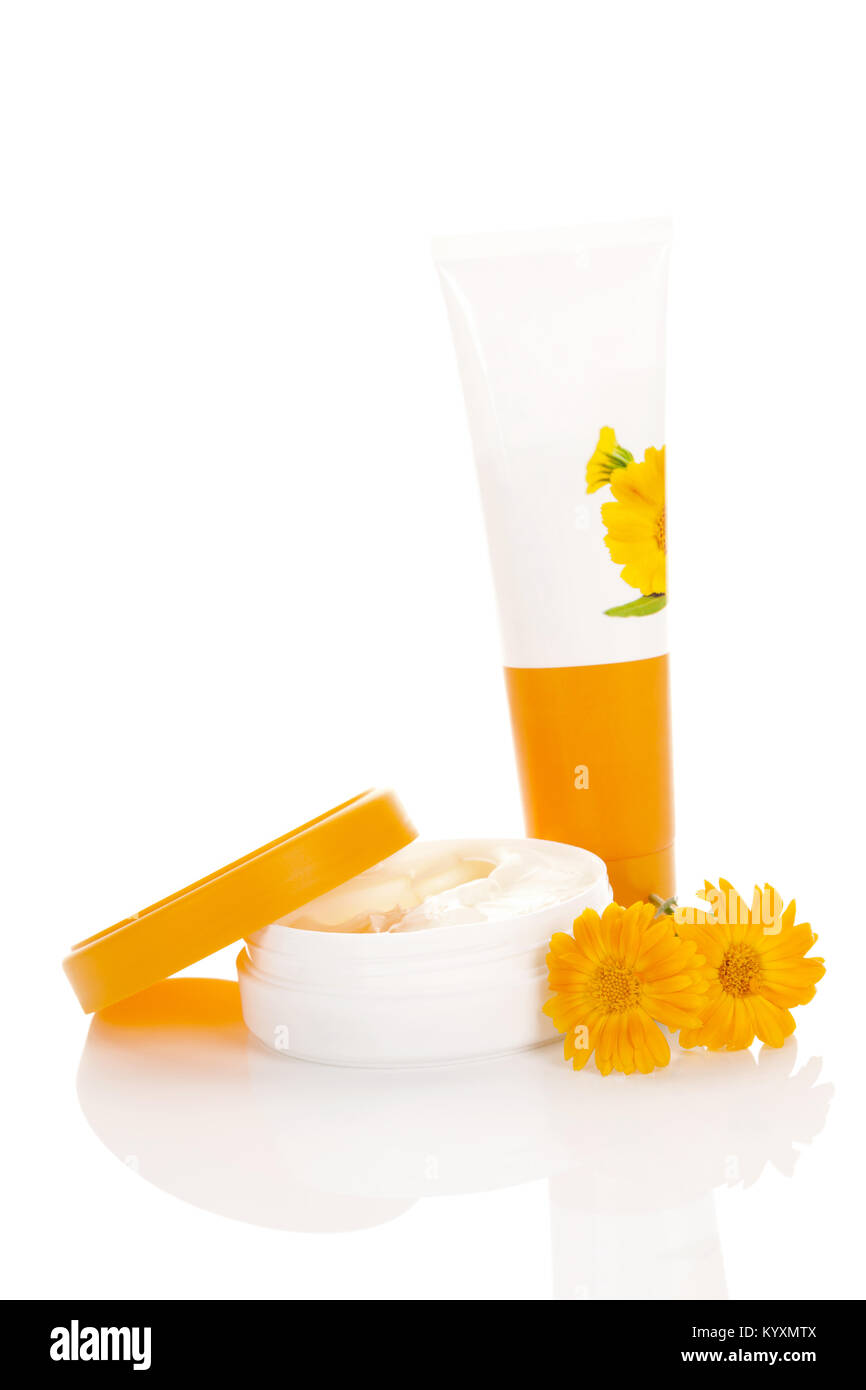 Pflegende medizinische Creme von calendula Flower auf weißem Hintergrund. Calendula officinalis. Stockfoto