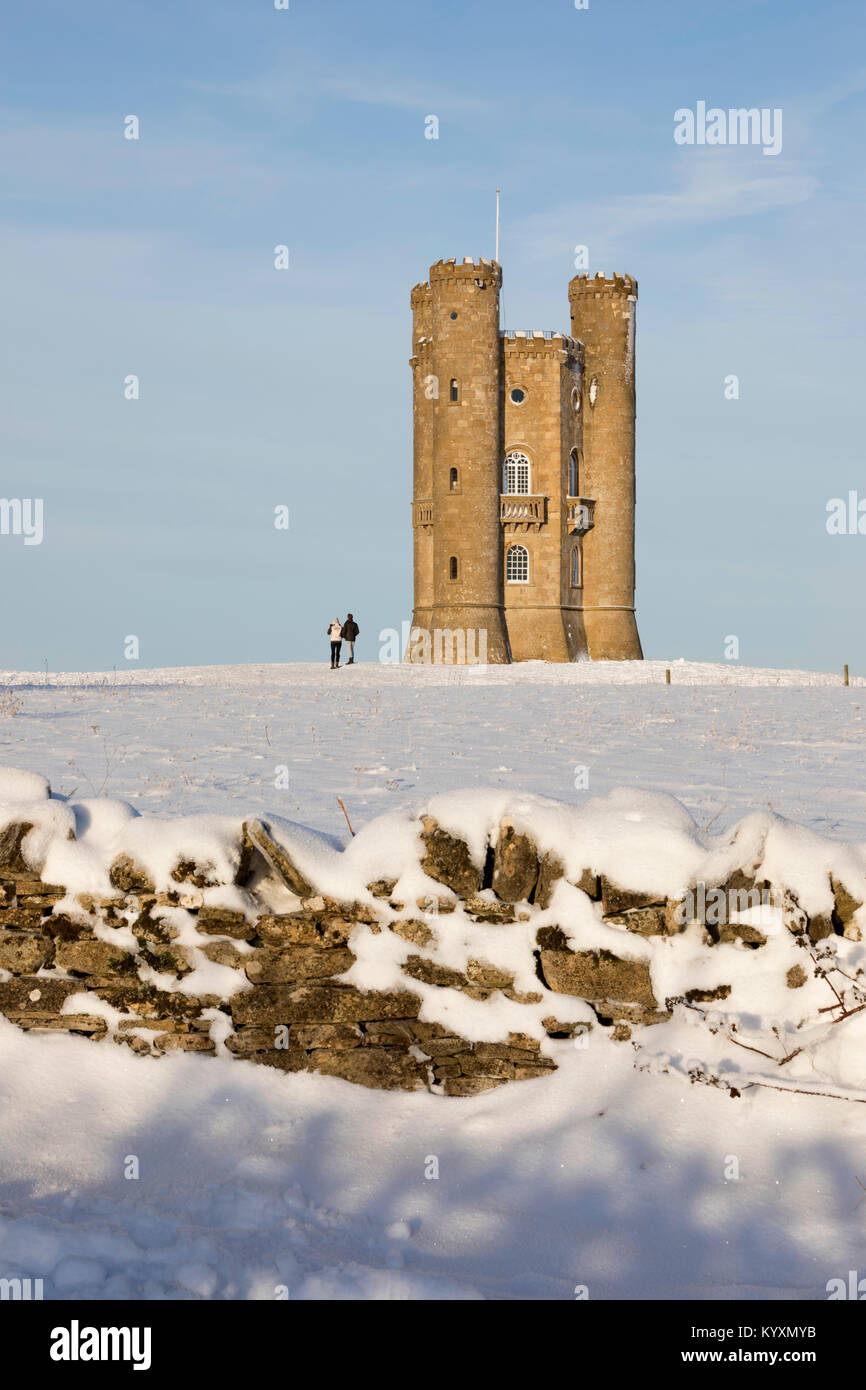 Broadway Tower und Trockenmauer im Winter Schnee, Broadway, die Cotswolds, Worcestershire, England, Vereinigtes Königreich, Europa Stockfoto