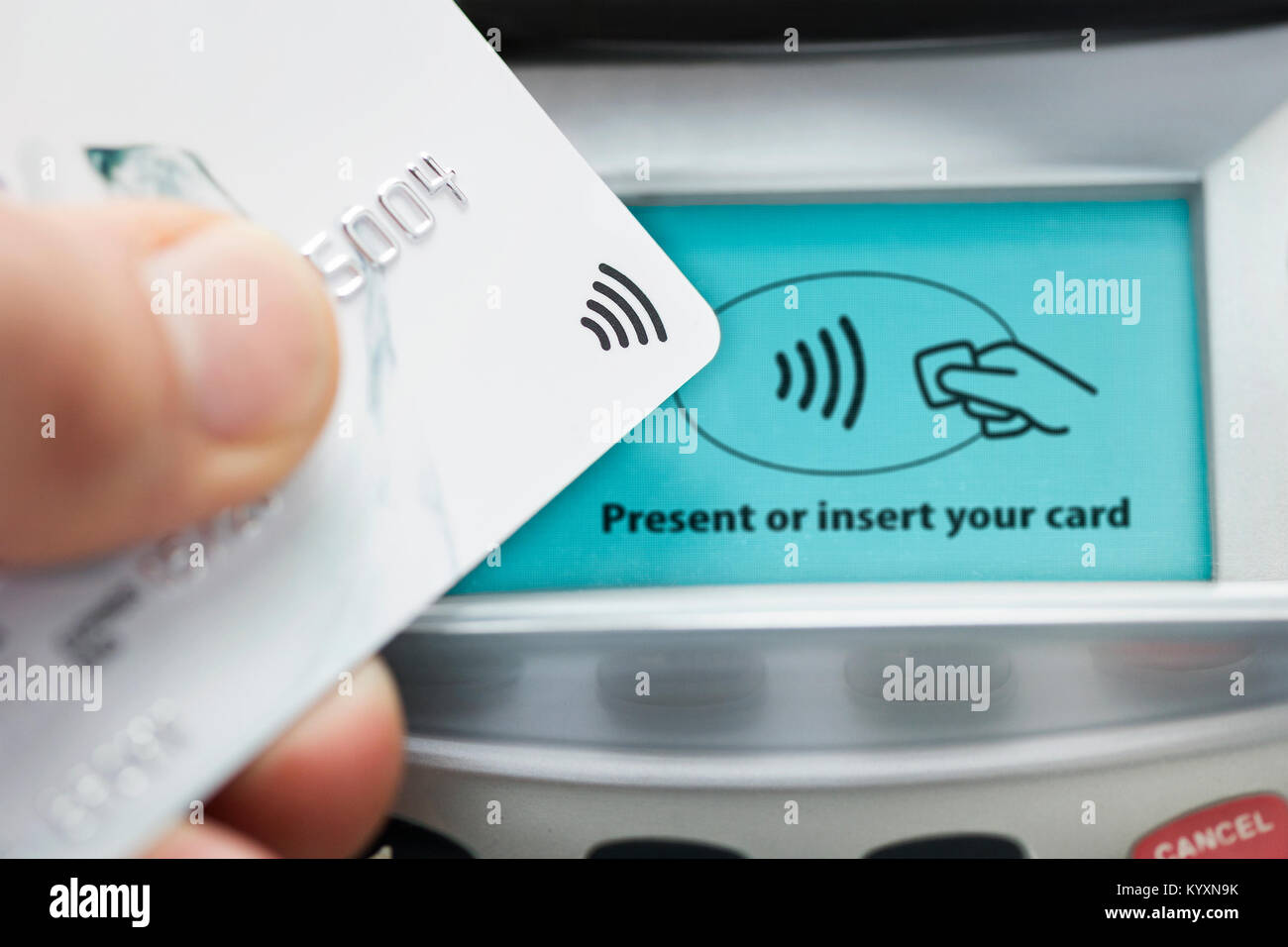 Nahaufnahme eines verwendeten Kreditkarte eine Zahlung auf eine kontaktlose Karte Maschine zu machen Stockfoto