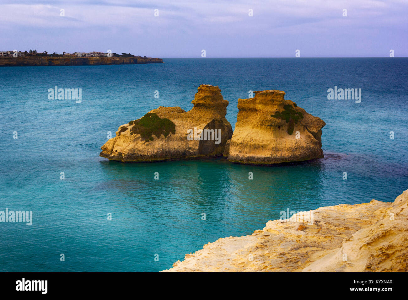 Meer der Salento: Klippen in Torre dell'Orso (Lecce, Italien) Stockfoto