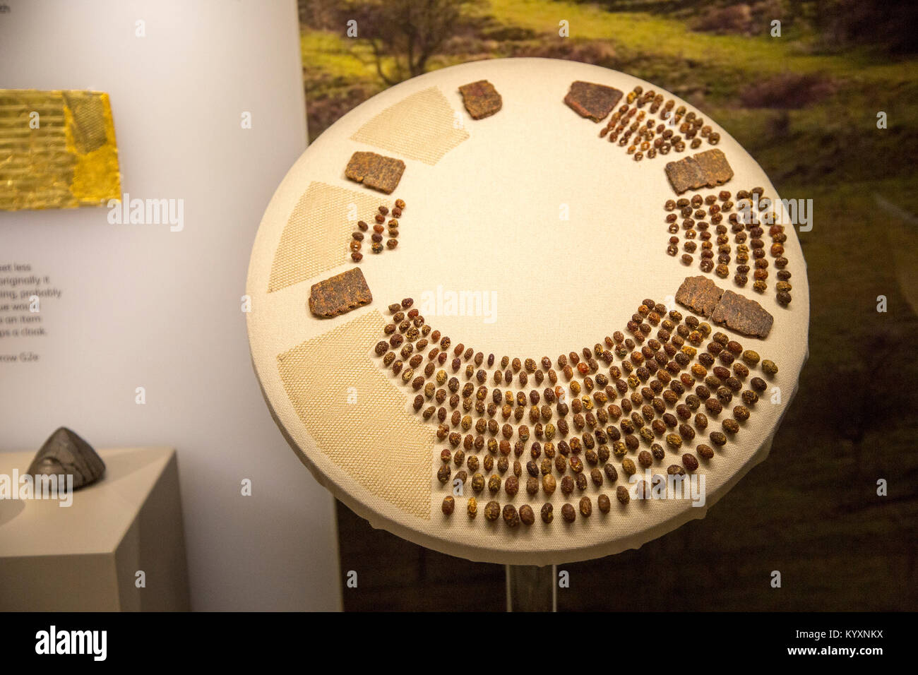 Bernsteinkette gefunden in der Nähe von Stonehenge, mit der Erlaubnis von Wiltshire Museum, Devizes, England, Großbritannien Stockfoto