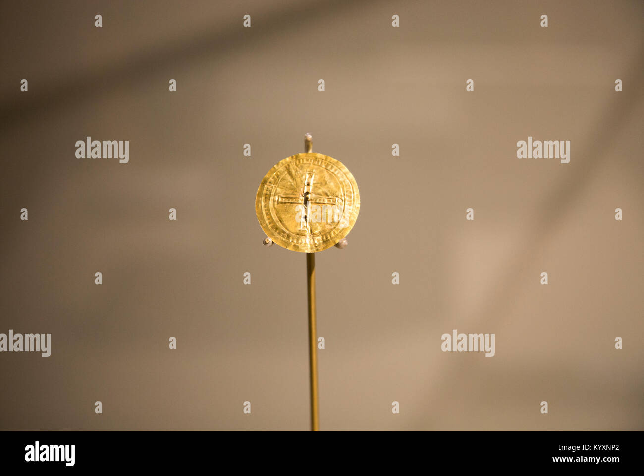 Gold sun-Disc von Grab Kanne, Monkton Farleigh, mit der Erlaubnis von Wiltshire Museum, Devizes, England, Großbritannien Stockfoto