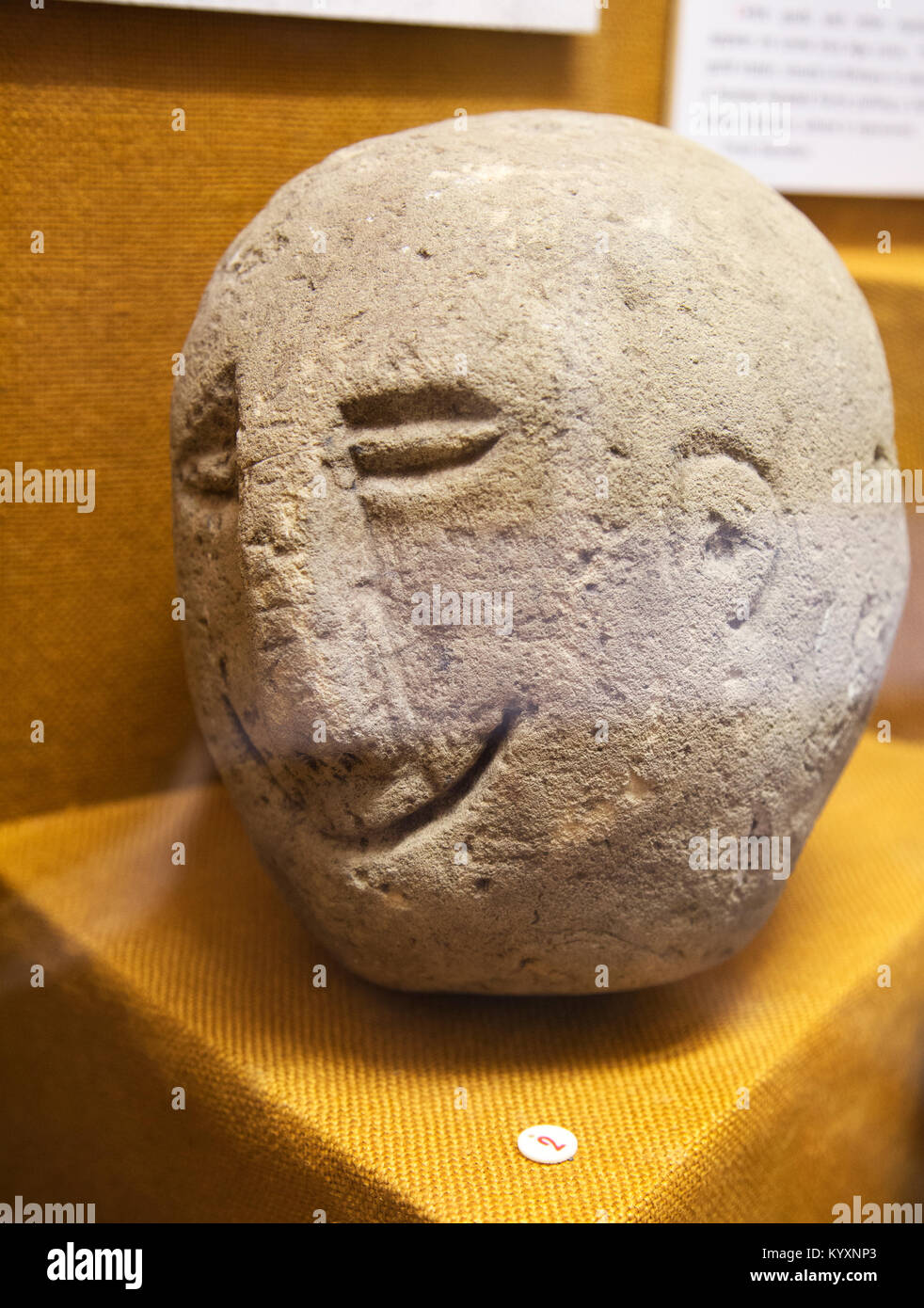 Menschliches Gesicht geschnitzt auf Stein. Mit der Erlaubnis von Wiltshire Museum, Devizes, England Stockfoto