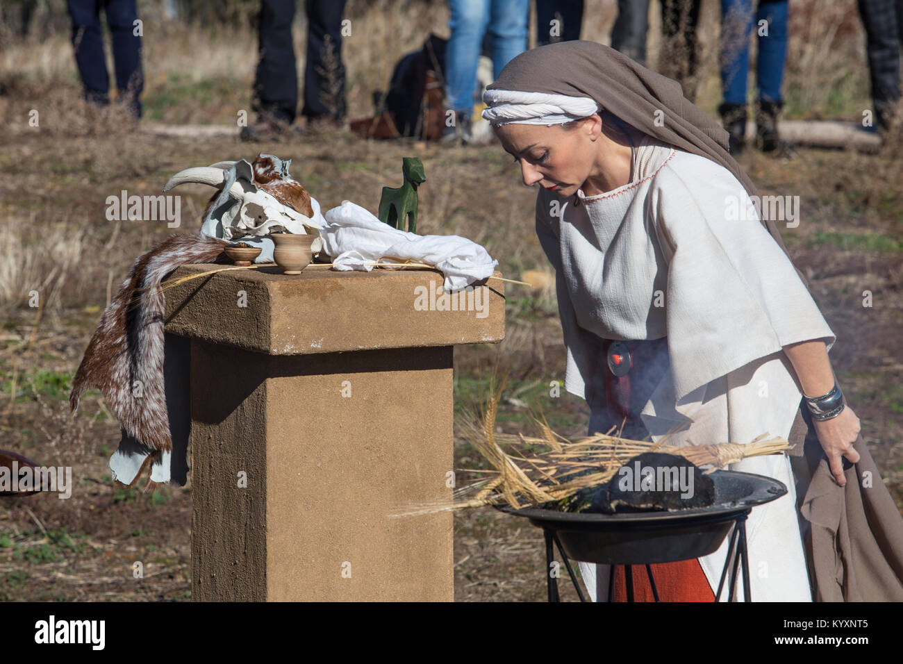 Trofa, Spanien - 17. Dezember 2017: Reenactment der Iberischen Göttin Ataecina Ritual. Priesterin mit Publikum an der Unterseite. Von Lusitania Roma durchgeführt Stockfoto