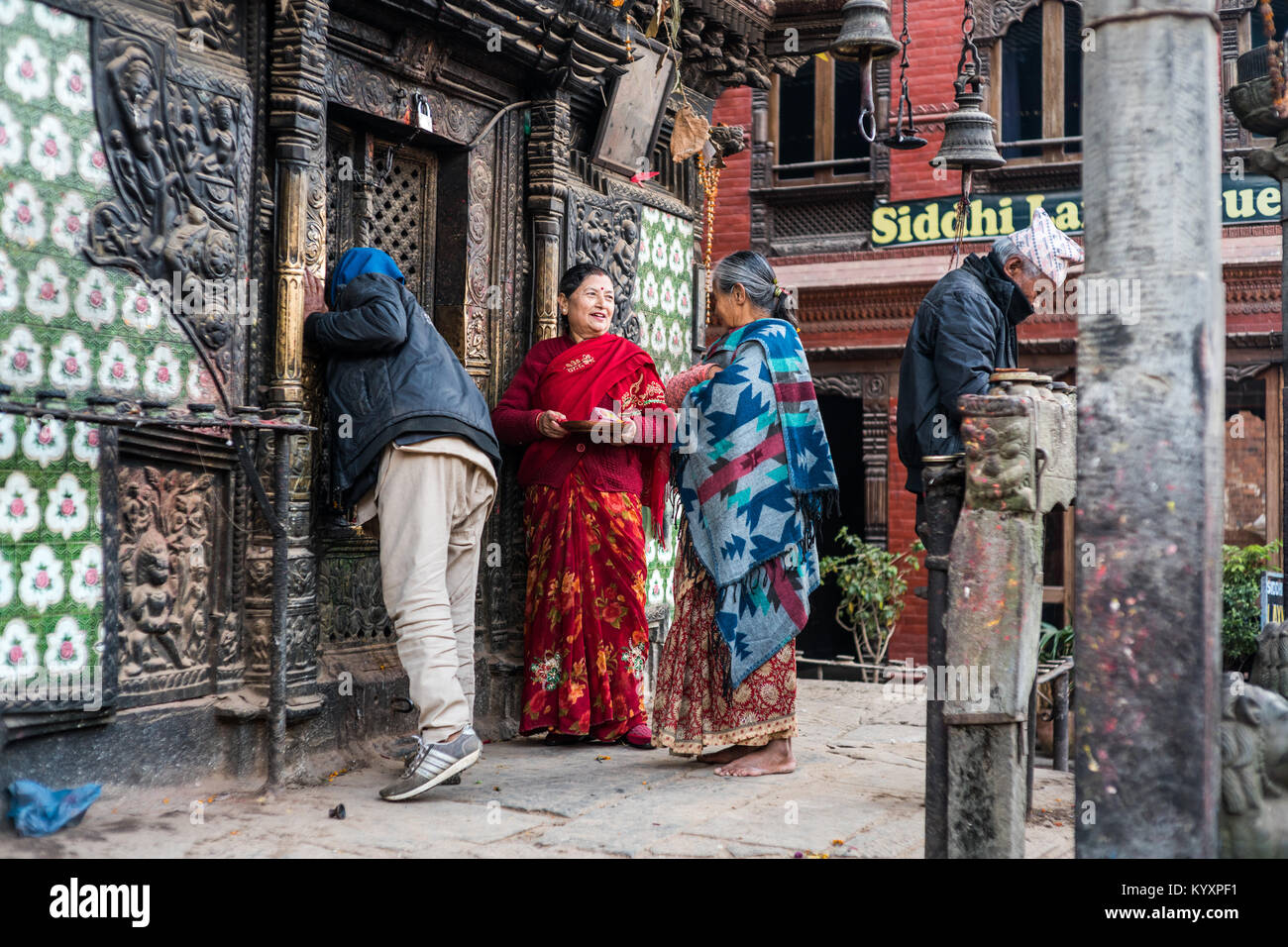 Die lokale Bevölkerung in der Jagannaath Tempel, Bhaktapur, Nepal, Asien. Stockfoto
