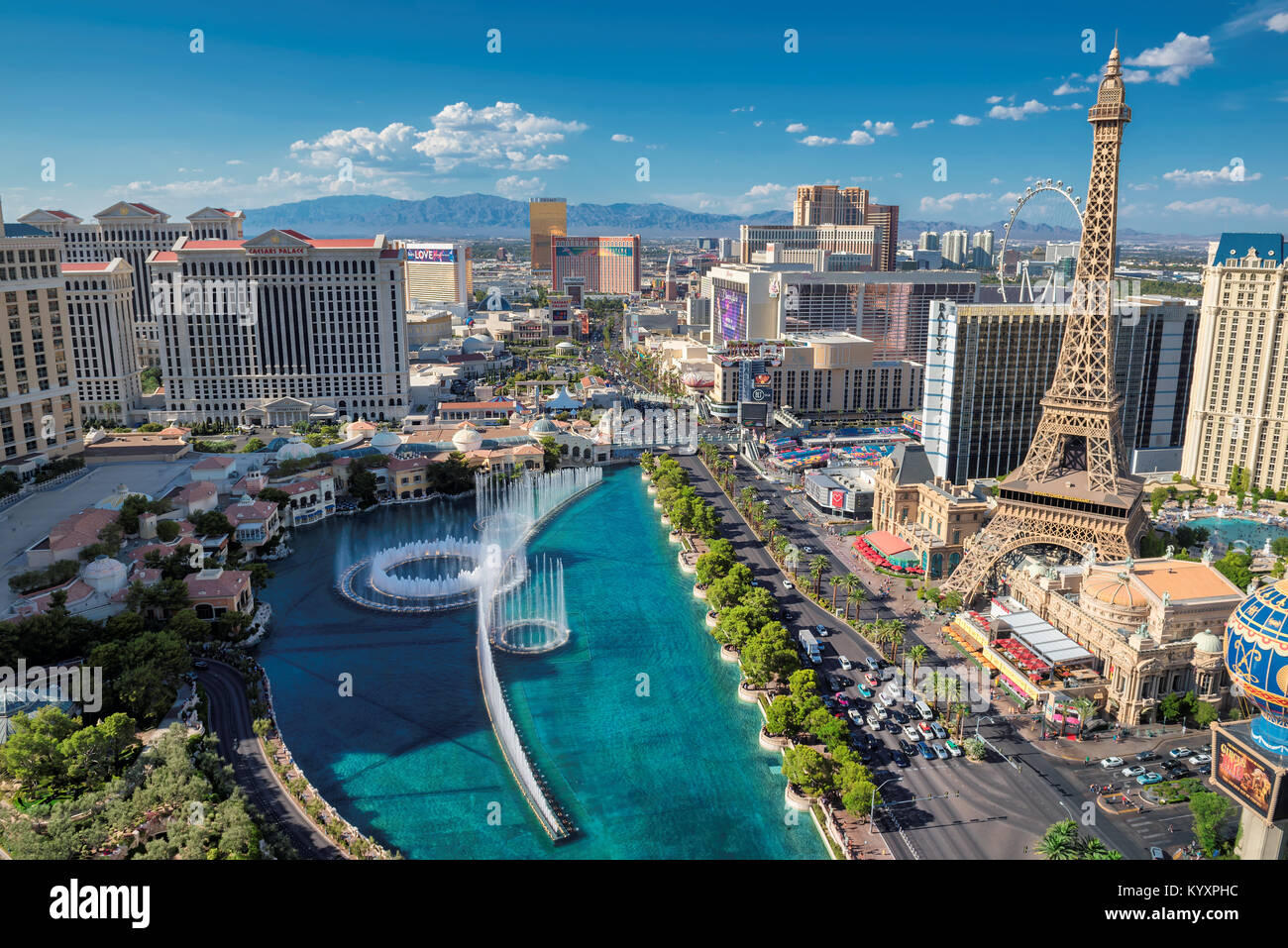 Luftbild des Las Vegas Strip am sonnigen Tag. Stockfoto