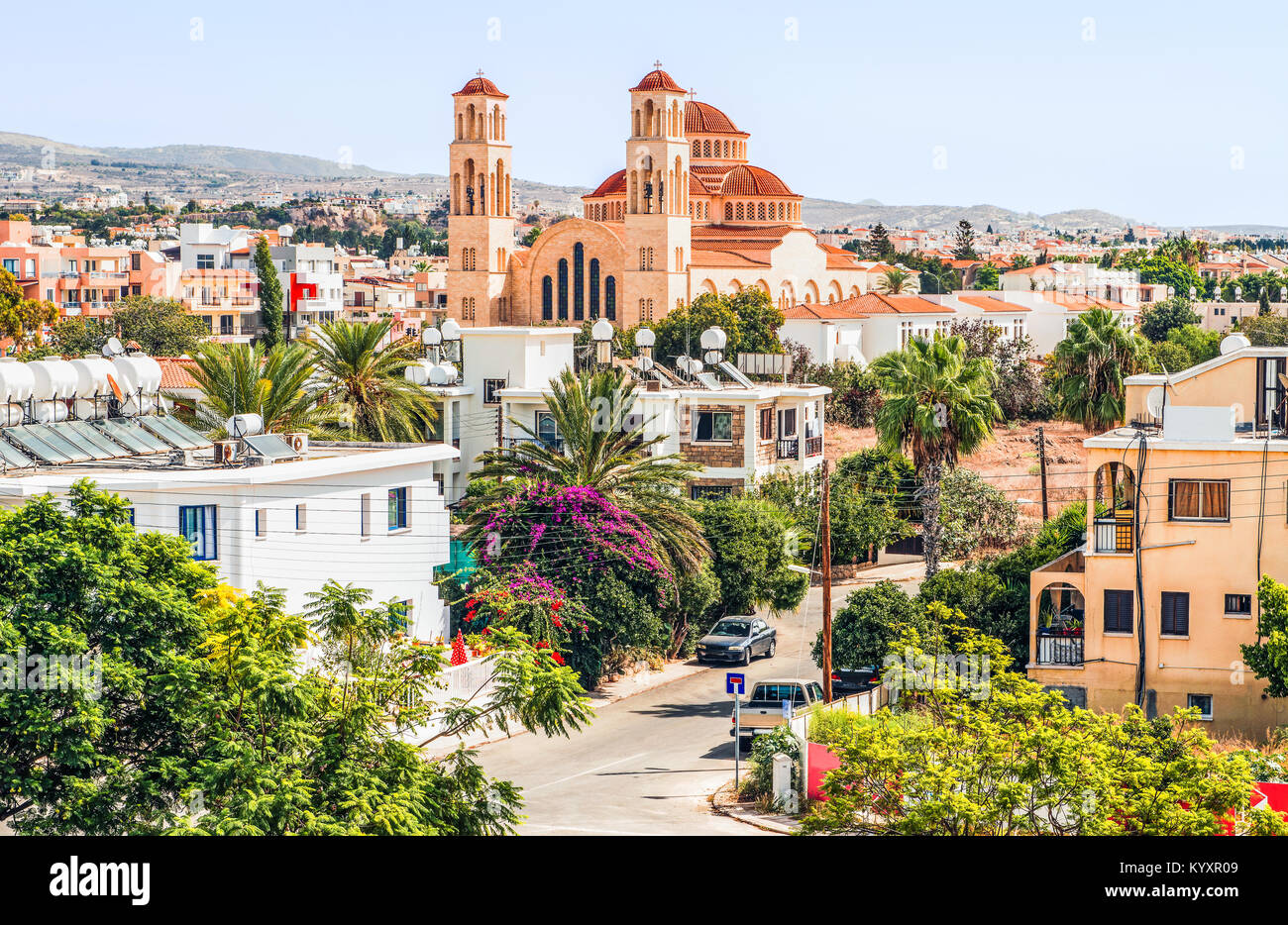 Blick auf Paphos mit der orthodoxen Kathedrale von Agio Anargyroi, Zypern. Stockfoto