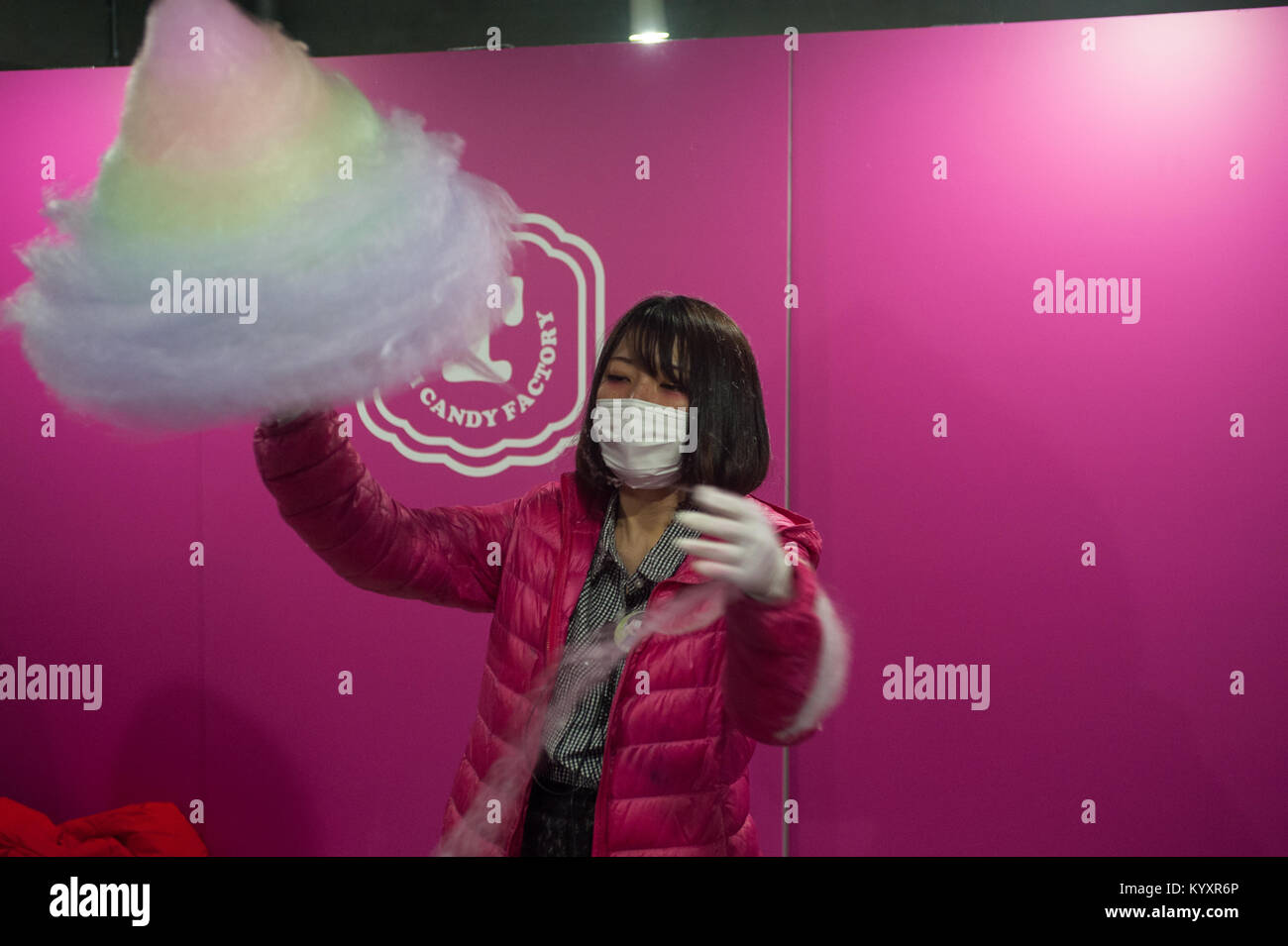 31.12.2017, Tokyo, Japan, Asien - eine junge Frau verkauft bunte Zuckerwatte in einem Geschäft auf Takeshita Straße in Harajuku. Stockfoto