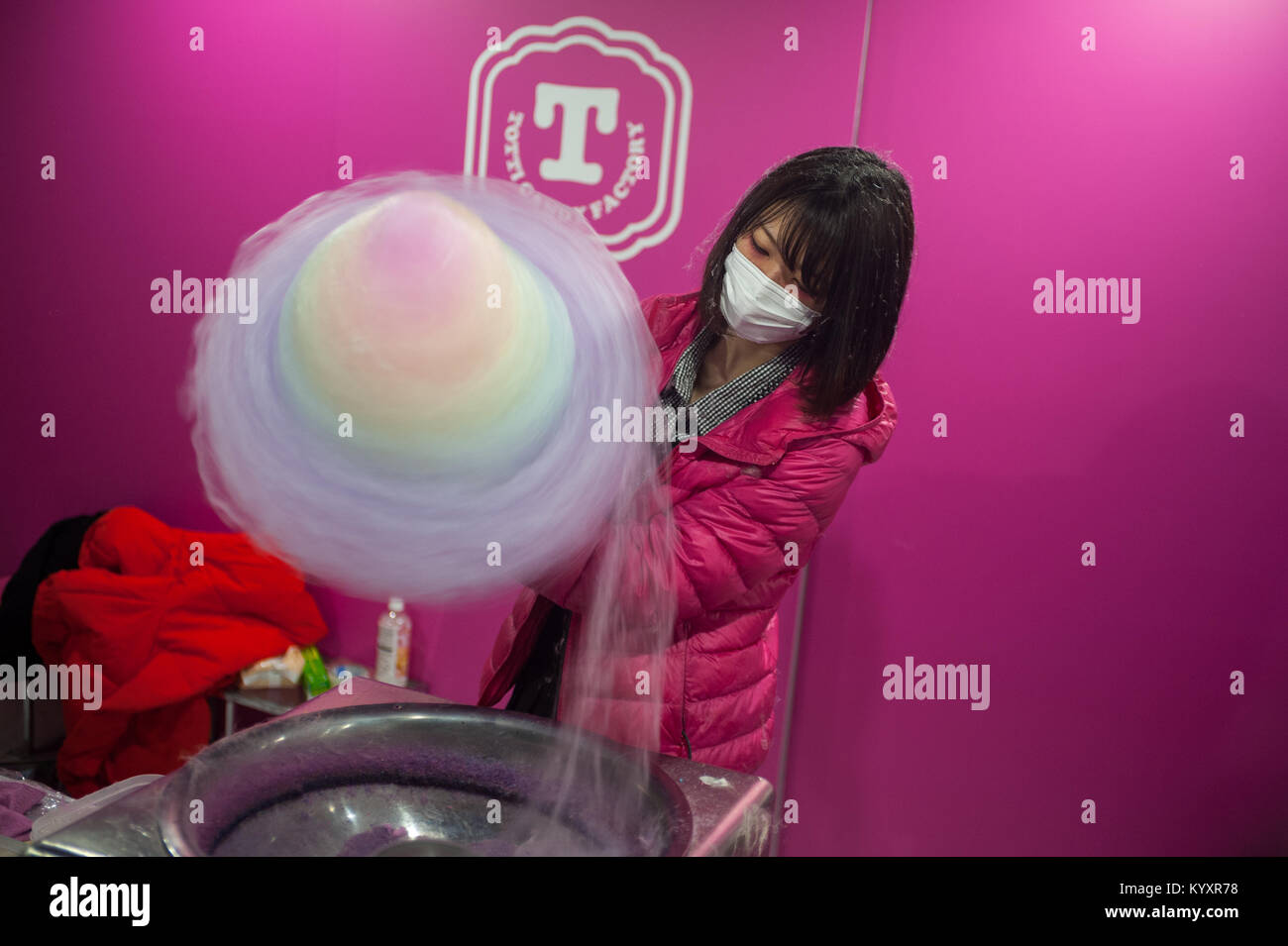 31.12.2017, Tokyo, Japan, Asien - eine junge Frau verkauft bunte Zuckerwatte in einem Geschäft auf Takeshita Straße in Harajuku. Stockfoto