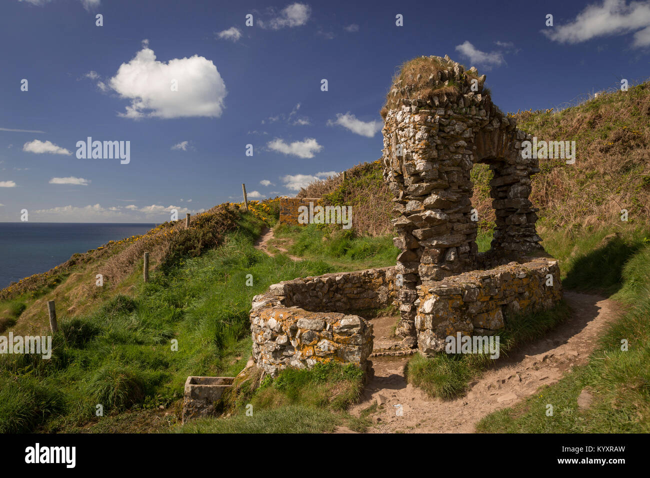 Die historischen Überreste des Hl. Declan's gut, hoch auf den Klippen im Ardmore an der Südküste Irlands Stockfoto