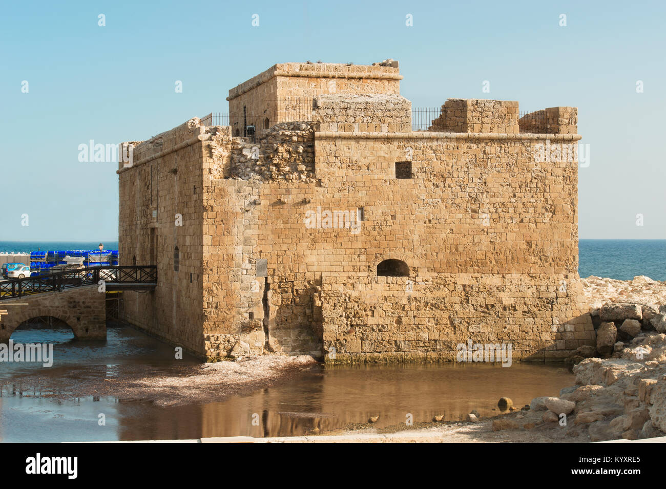 Blick auf die Burg von Paphos - eine mittelalterliche Burg am westlichen Rand des Hafen in Paphos, Zypern. Stockfoto