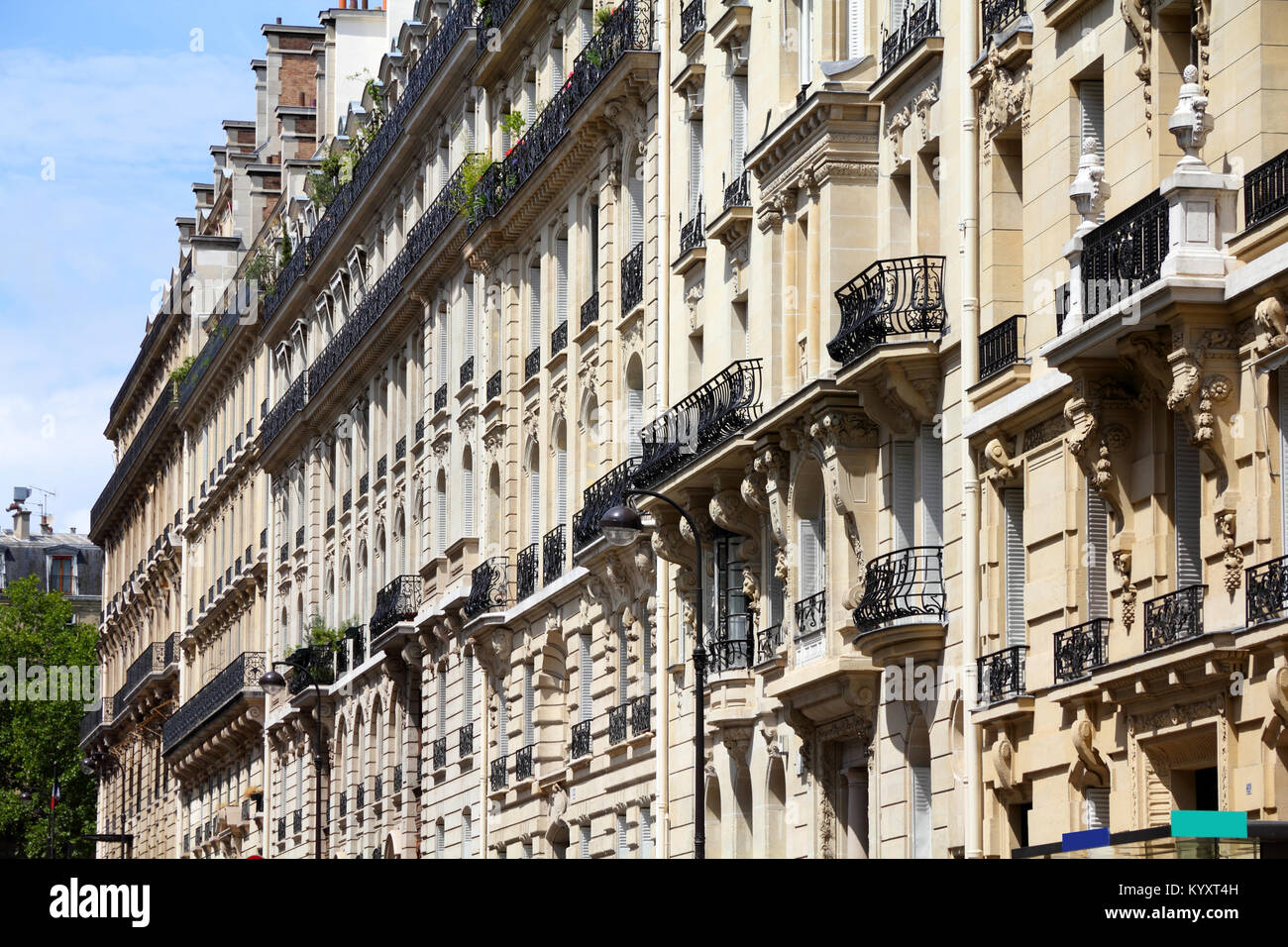 Paris, Frankreich, typischen alten Wohnhäusern. Fenster und Balkone. Stockfoto