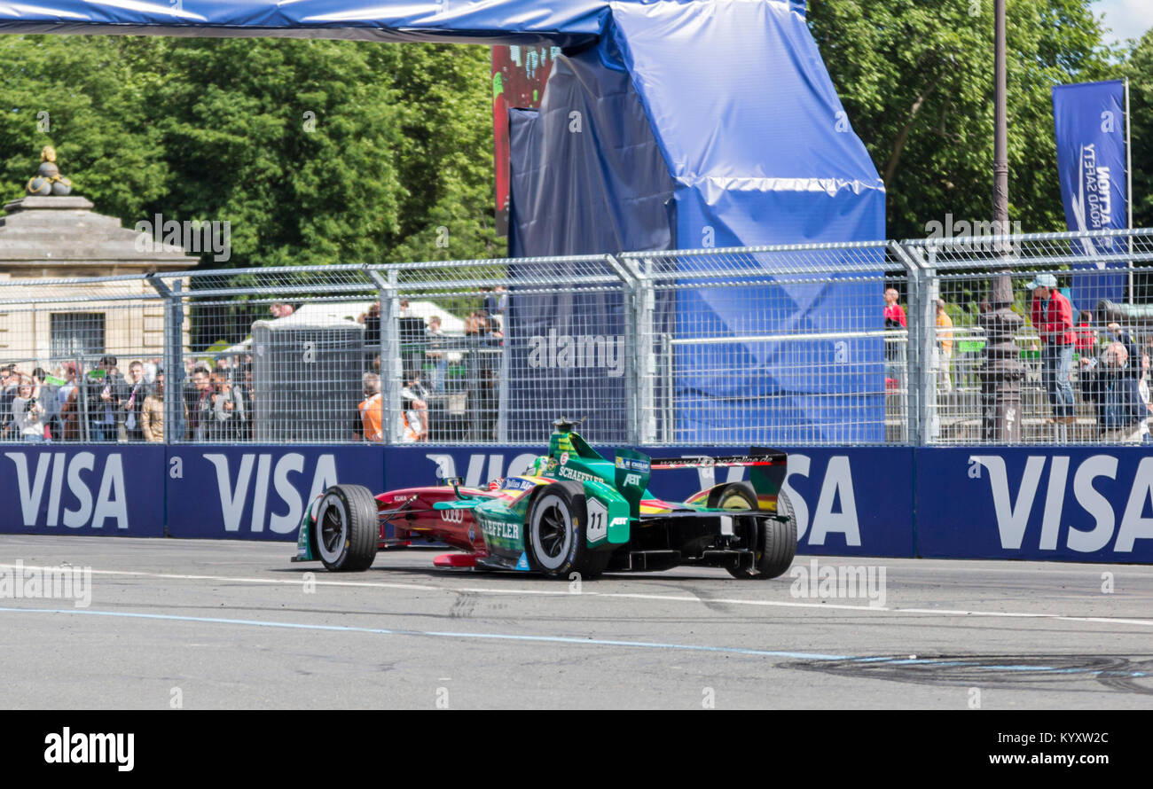 PARIS - 20. Mai 2017: Die Formel E Auto des Brasilianischen Rennfahrer L. di Grassi von ABT Schaeffler Audi Sport Team Racing Paris ePrix auf der Inv Stockfoto