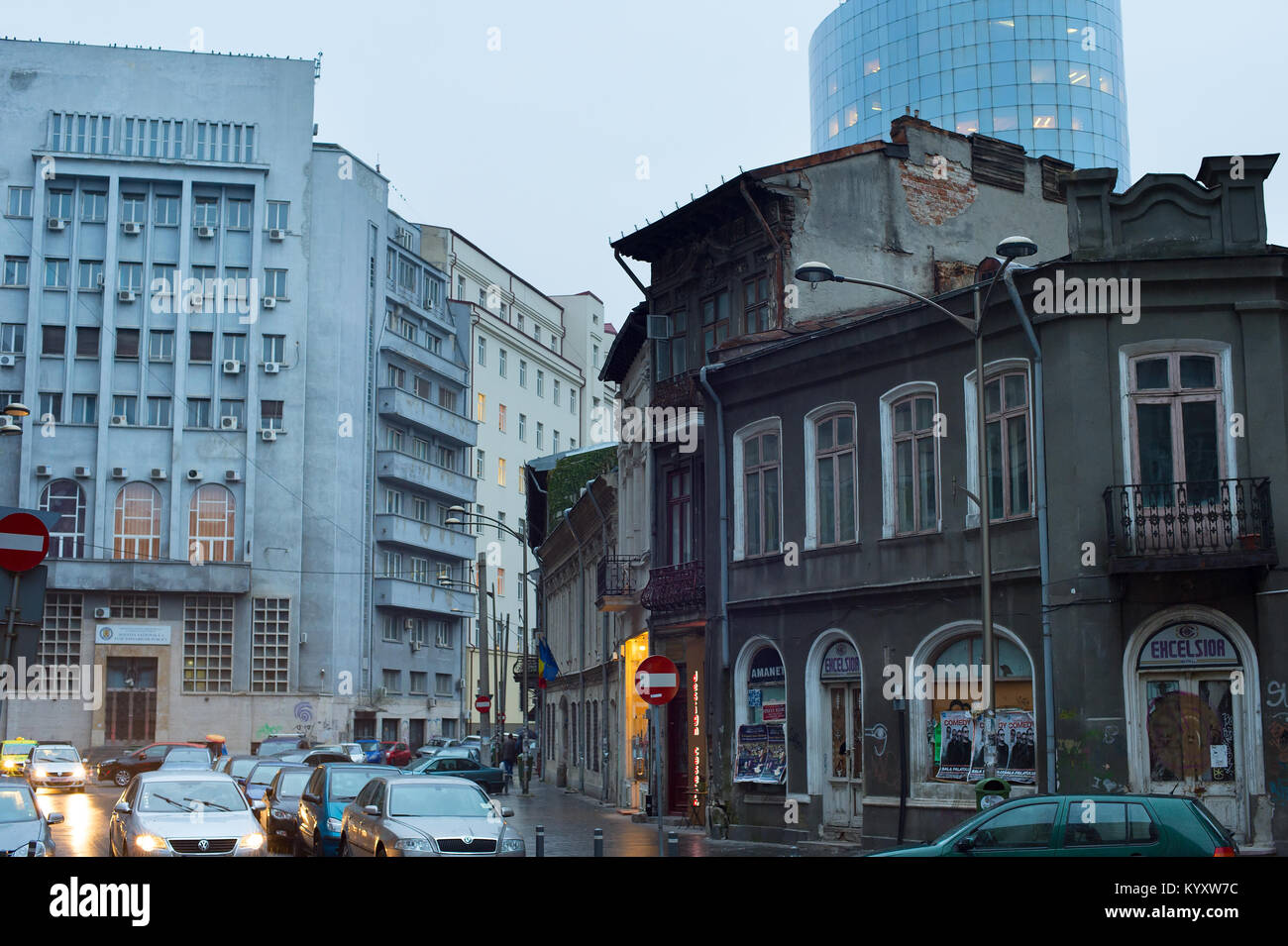 Bukarest, Rumänien - 10.Oktober 2106: Kleine Straße in der Innenstadt von Bukarest im Regen. Bukarest ist die Hauptstadt von Rumänien. Stockfoto