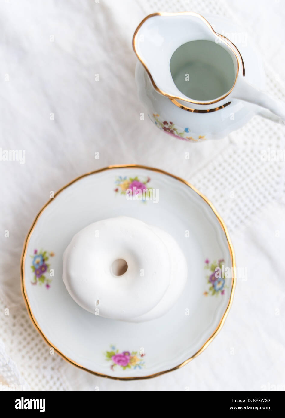 Luxus Porzellan Tee auf weißen Tischdecke mit weiße Bagels Glasur auf einer Platte Gesetzt Stockfoto