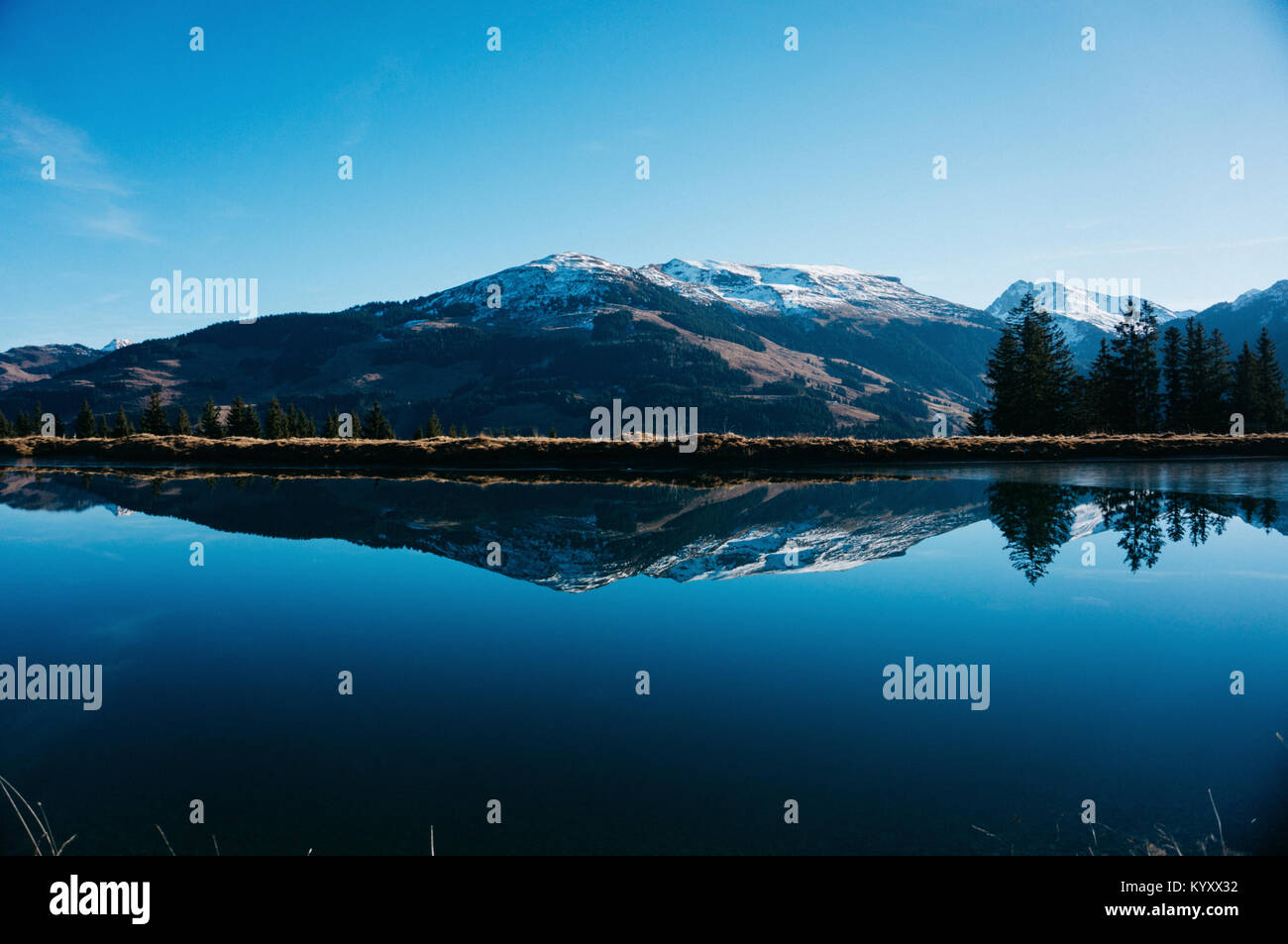 Malerischer Blick auf den See gegen Berge und Himmel Stockfoto