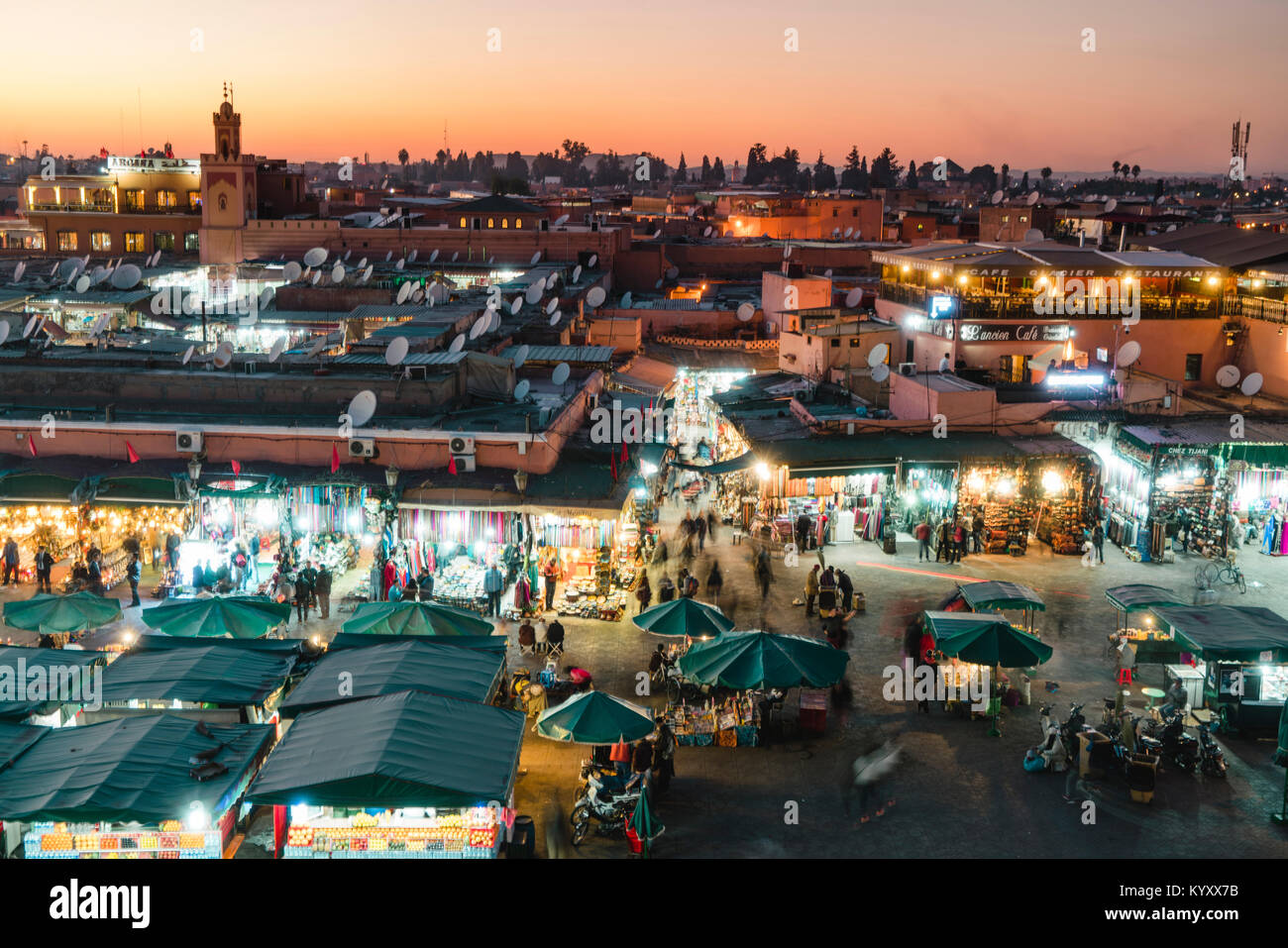 Hohe Betrachtungswinkel von Menschen shopping in Marrakesch Markt während der Nacht in der Stadt Stockfoto