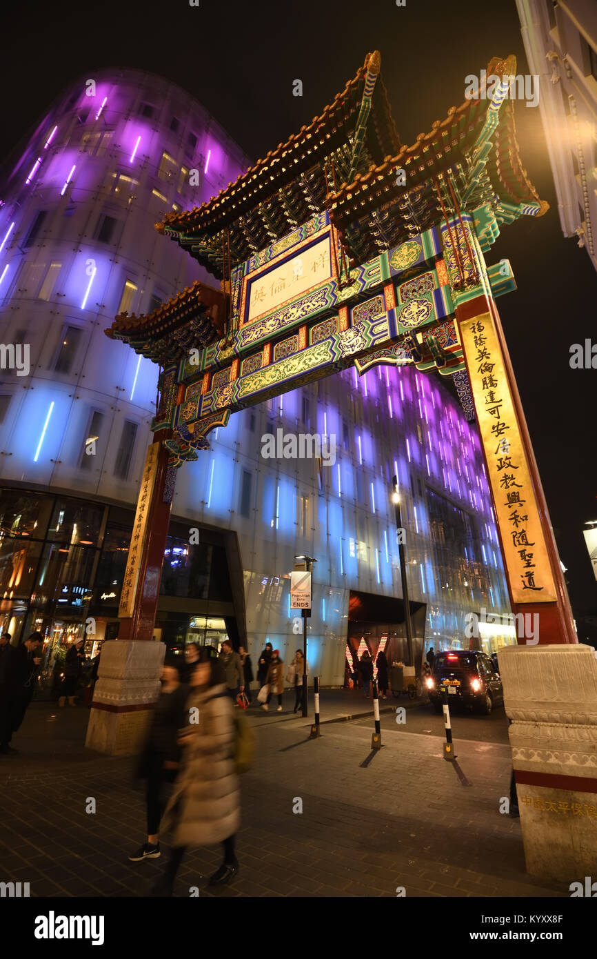 Chinatown, Soho, London Eingang Zeichen in der Nacht, 2018 Stockfoto