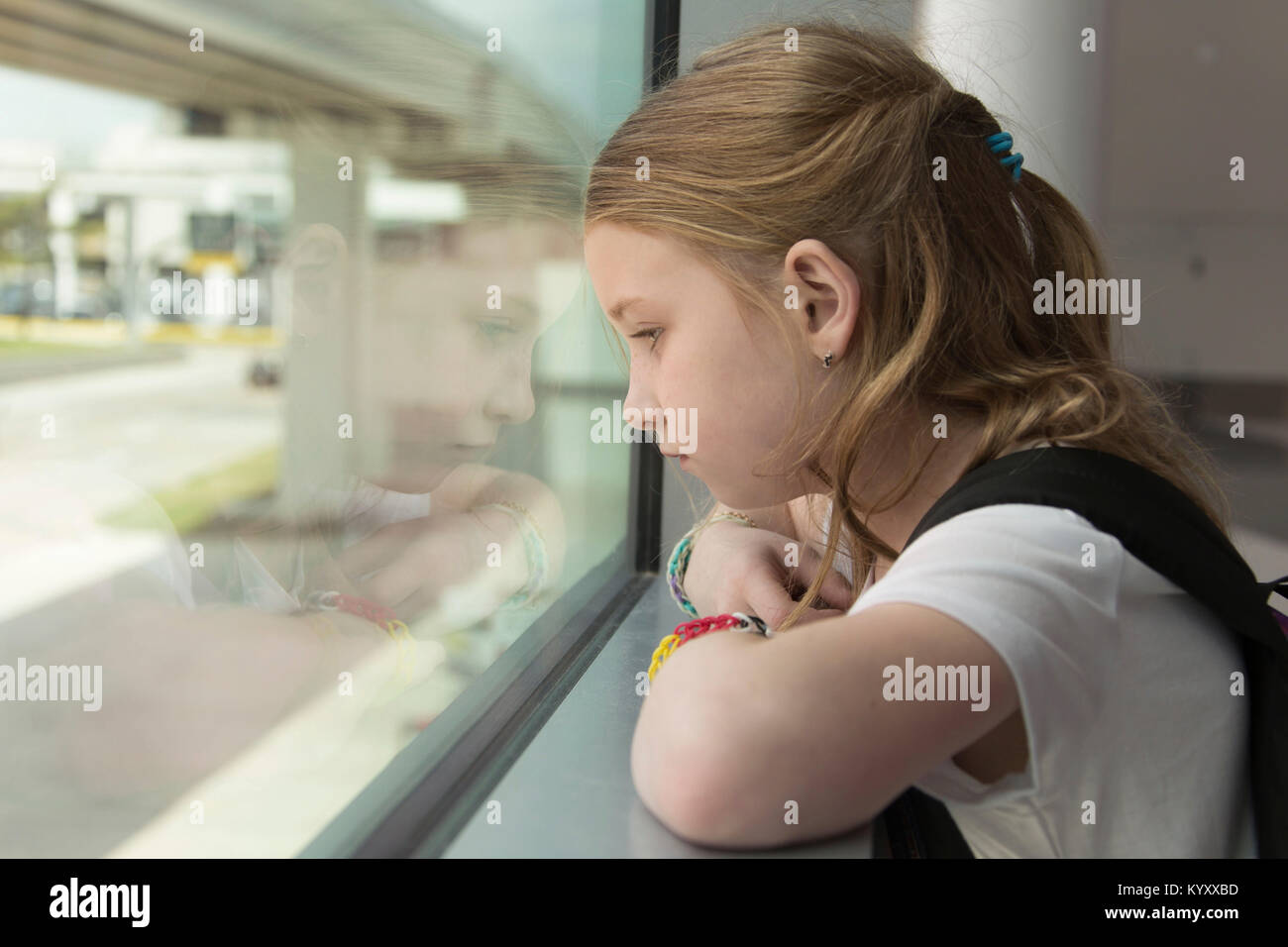Seitenansicht von nachdenklich Mädchen suchen durch das Fenster Stockfoto