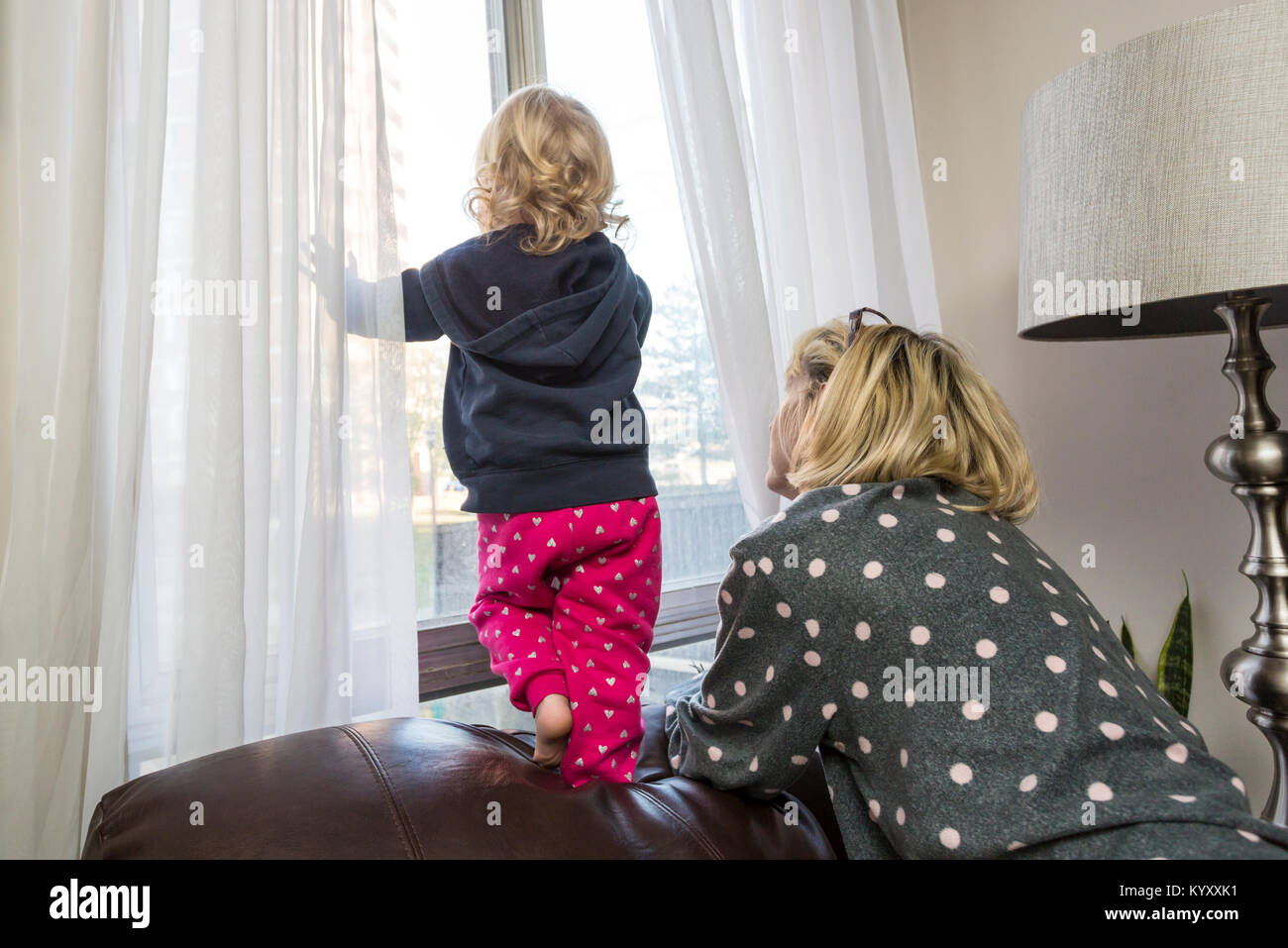 Mutter und Kind aus Fenster Kind ist in Gefahr Stockfoto