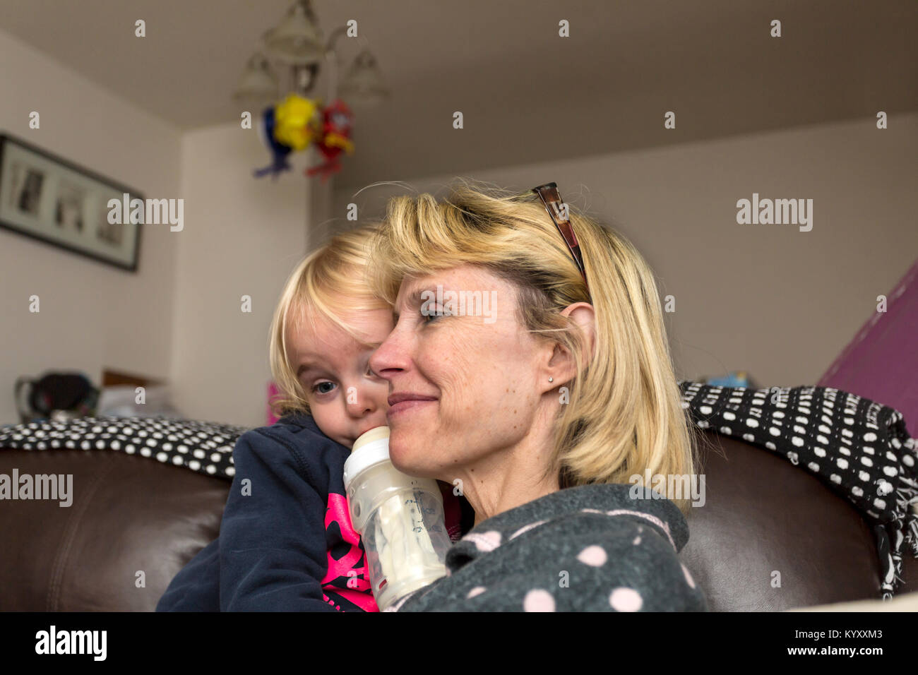 Großmutter umarmt Enkelkind Stockfoto
