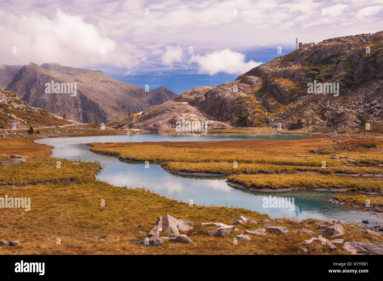 Idyllischer Blick auf den See gegen Berge und bewölkter Himmel Stockfoto