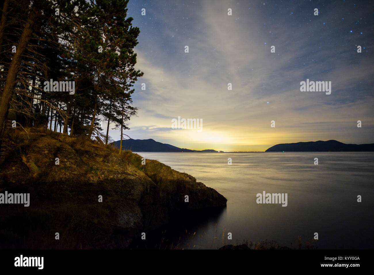 Idyllischer Blick auf den See von Bergen gegen star Feld Stockfoto