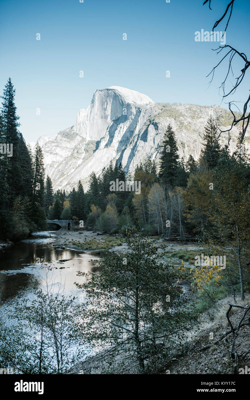 Malerischer Blick auf den See gegen Berge im Yosemite National Park Stockfoto
