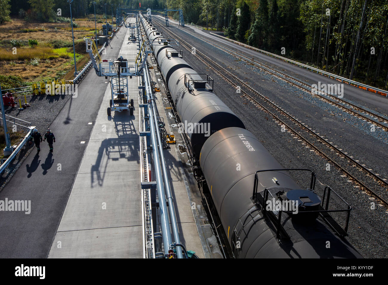 Hohe Betrachtungswinkel der Güterzug auf Bahngleise bei sonnigem Tag Stockfoto