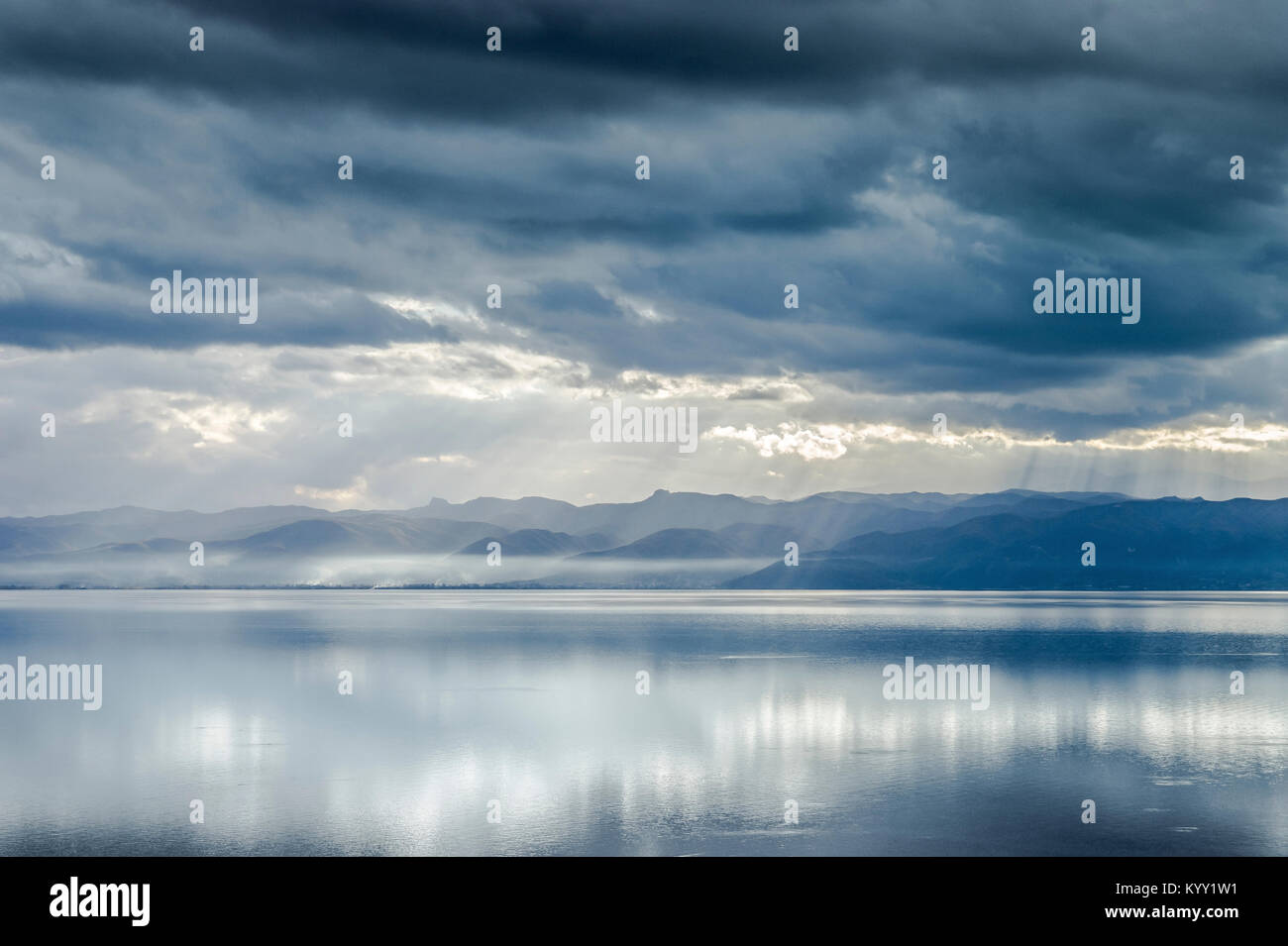Idyllischer Blick auf den See von Bergen gegen die stürmischen Wolken Stockfoto