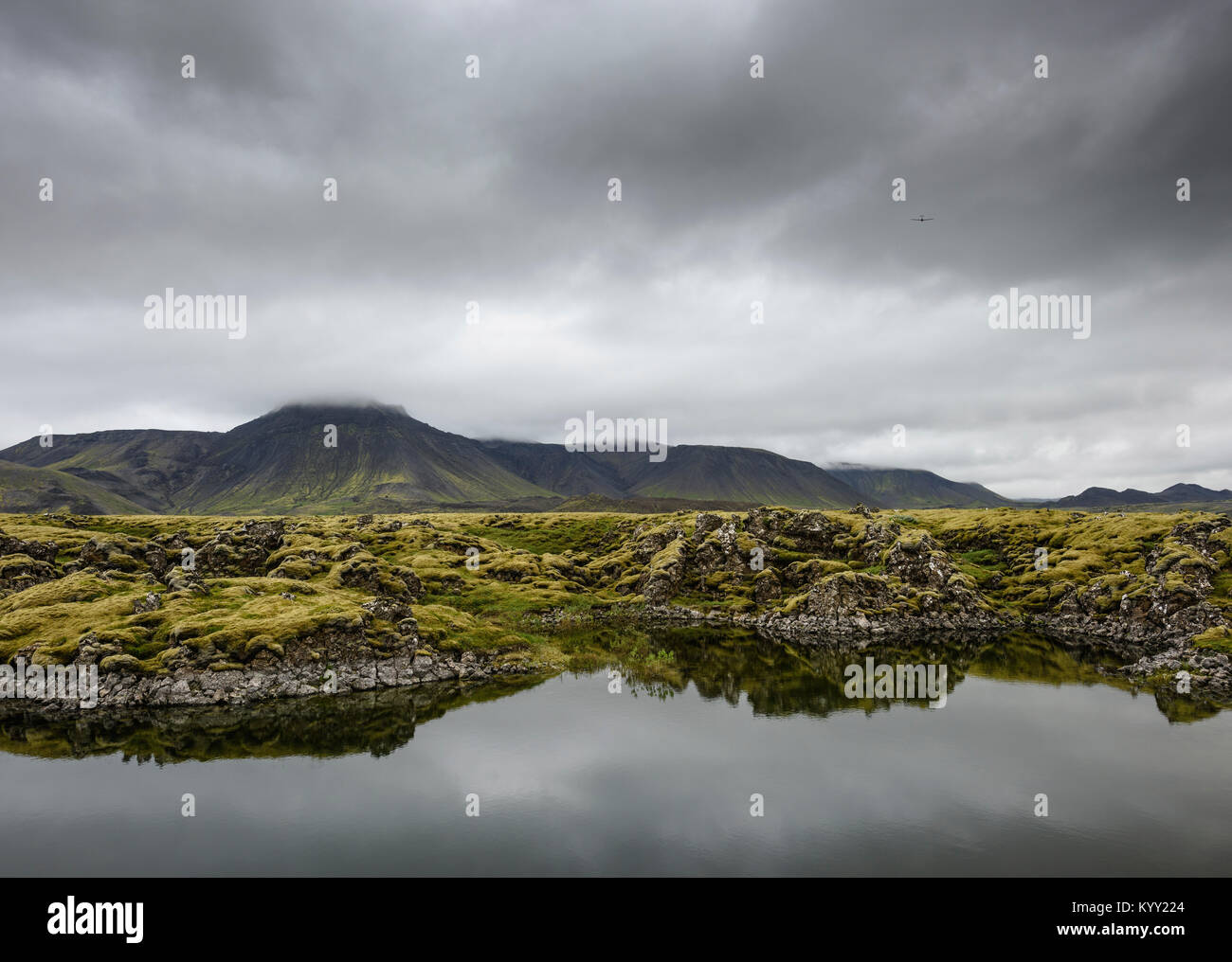 Idyllischer Blick auf den See gegen Berge und stürmischen Wolken Stockfoto