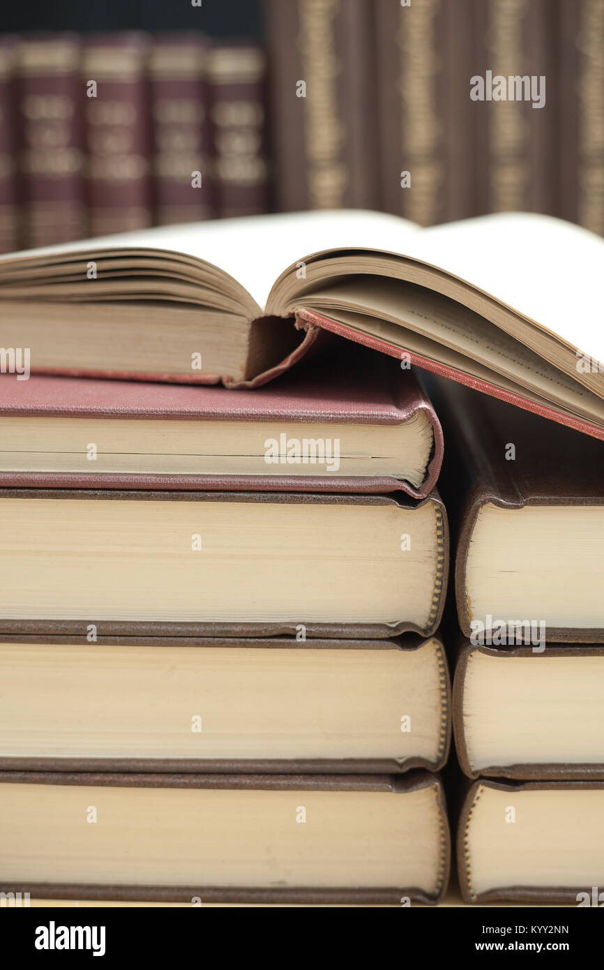 Extreme close-up von Stapel alte Bücher Stockfoto