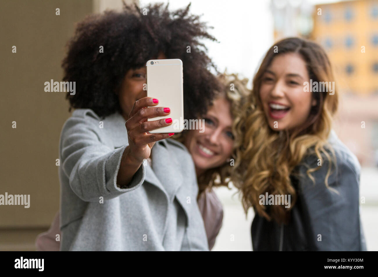 Fröhliche Geschäftsfrauen, die selfie mit smart phone Stockfoto