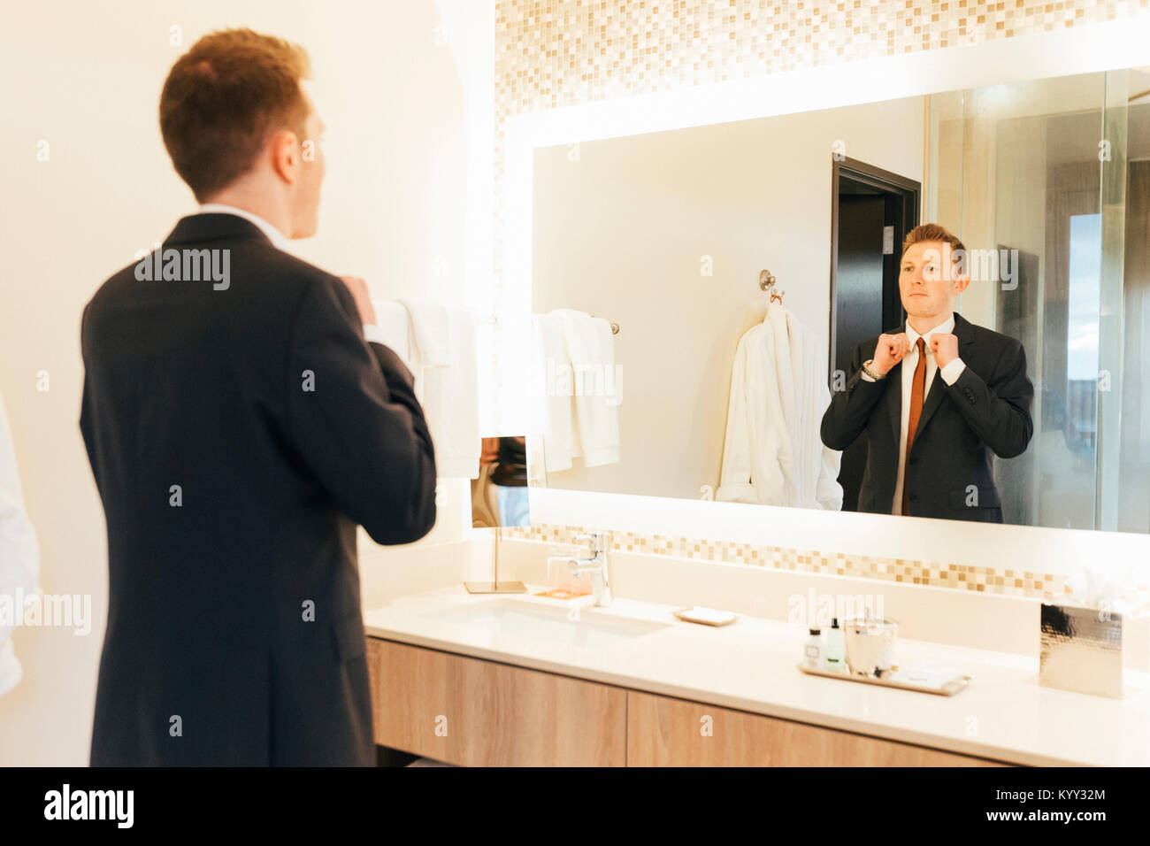 Unternehmer einstellen Krawatte im Hotel Bad Stockfoto