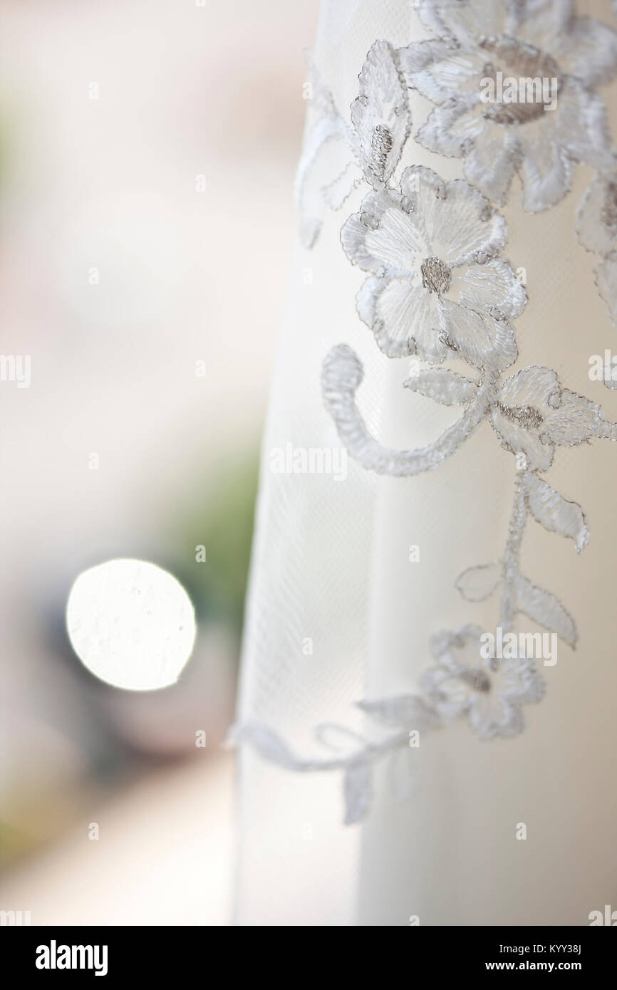 Close-up von floralen Muster auf weißen Brautkleid Stockfoto