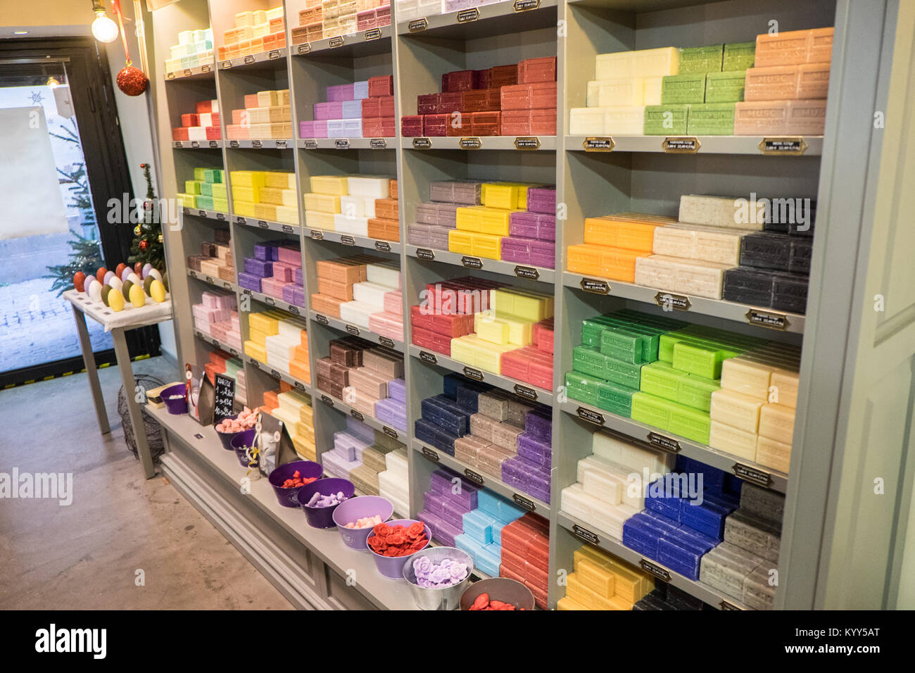 Bunte, Shop, Anzeige, Seife, Aleppo, Savon D'Alep, Duft, Duft, Duft, Aroma, at, La Maison du Savon de Marseille, innerhalb, Carcassonne, Schloss, Frankreich, Stockfoto