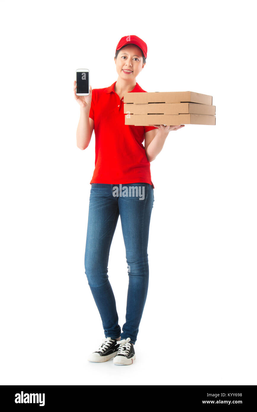 Schöne junge Frauen boten Holding Box mit Mobile Smartphone steht in weißen Hintergrund angezeigt mit System online bestellen Pizza essen Stockfoto