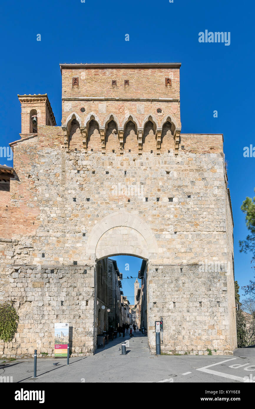 Porta San Giovanni, Eingangstor zum historischen Zentrum von San Gimignano, Siena, Toskana, Italien Stockfoto