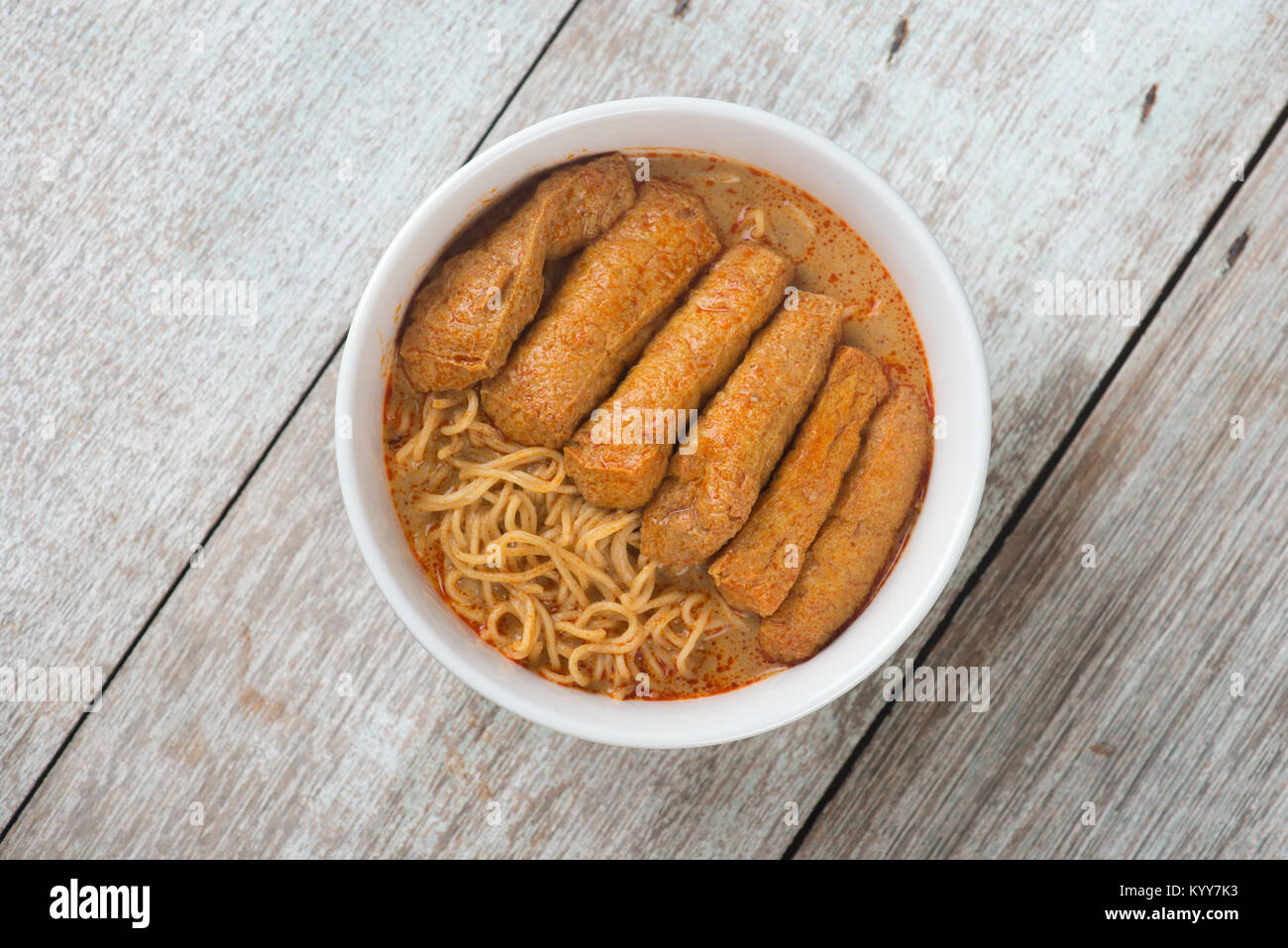 Ansicht von oben heiß und würzig Malaysian Curry Nudeln oder laksa Mee. Malaysia essen. Stockfoto