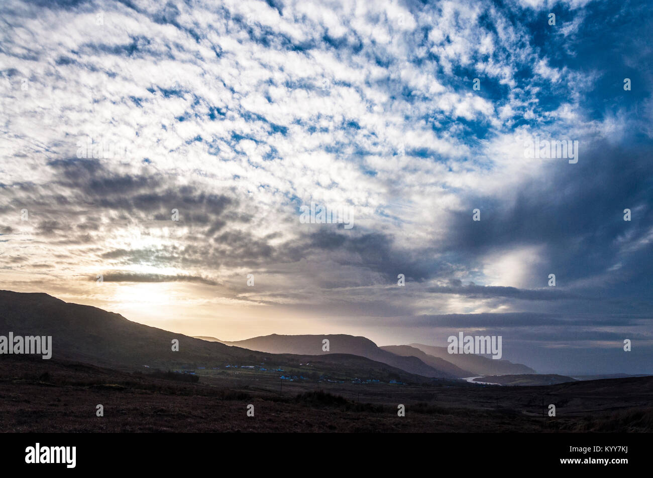 Dorf von Ardara, County Donegal, Irland. Häuser und Wohnungen und Hügel außerhalb der Stadt Stockfoto