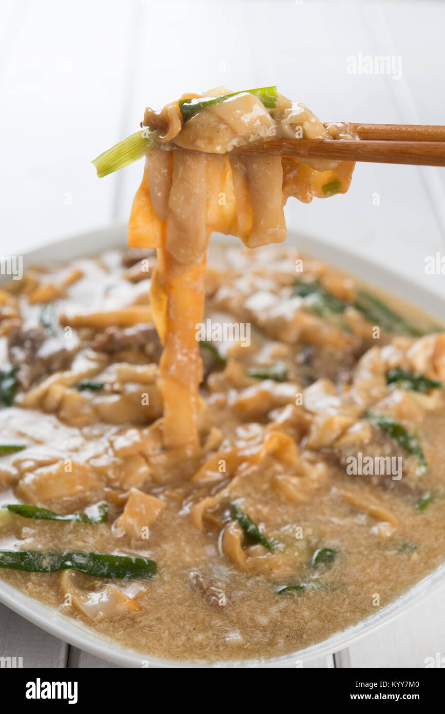 Leckere asiatische Reis Nudeln, gebraten ho Spaß bereit mit Stäbchen zu dienen. Stockfoto